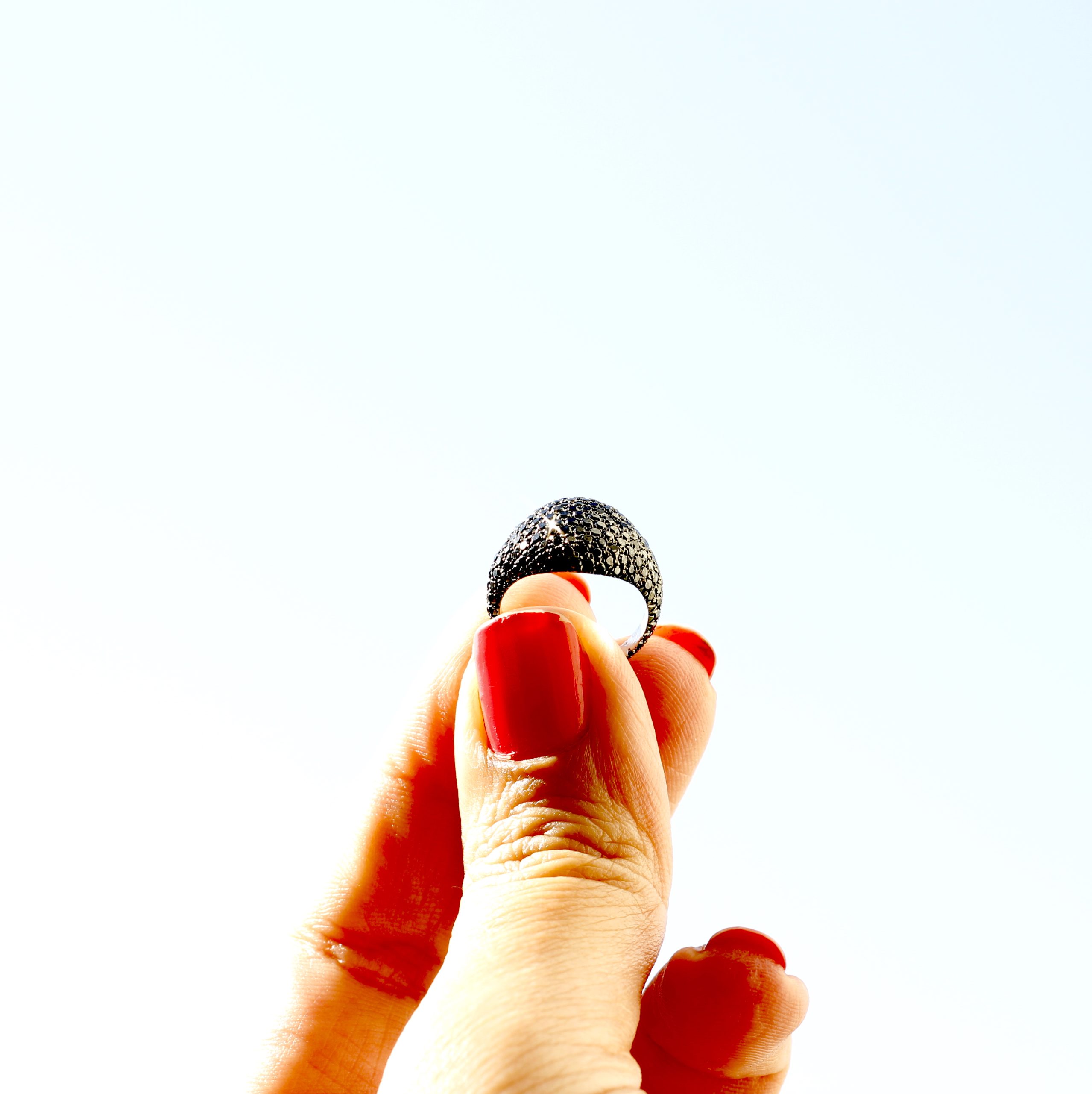 טבעת זרת ויהלומים שחורים, דגם לונה נוצ’ה