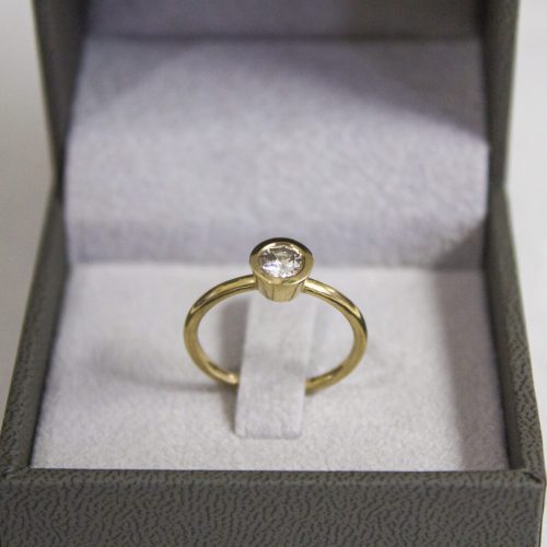 טבעת אירוסין עם יהלום מרכזי