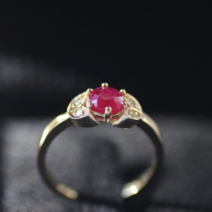 טבעת פלורי - טבעת עם אבן רובי