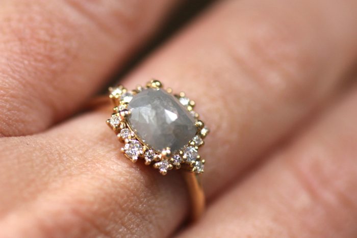 טבעת עם יהלום אפור