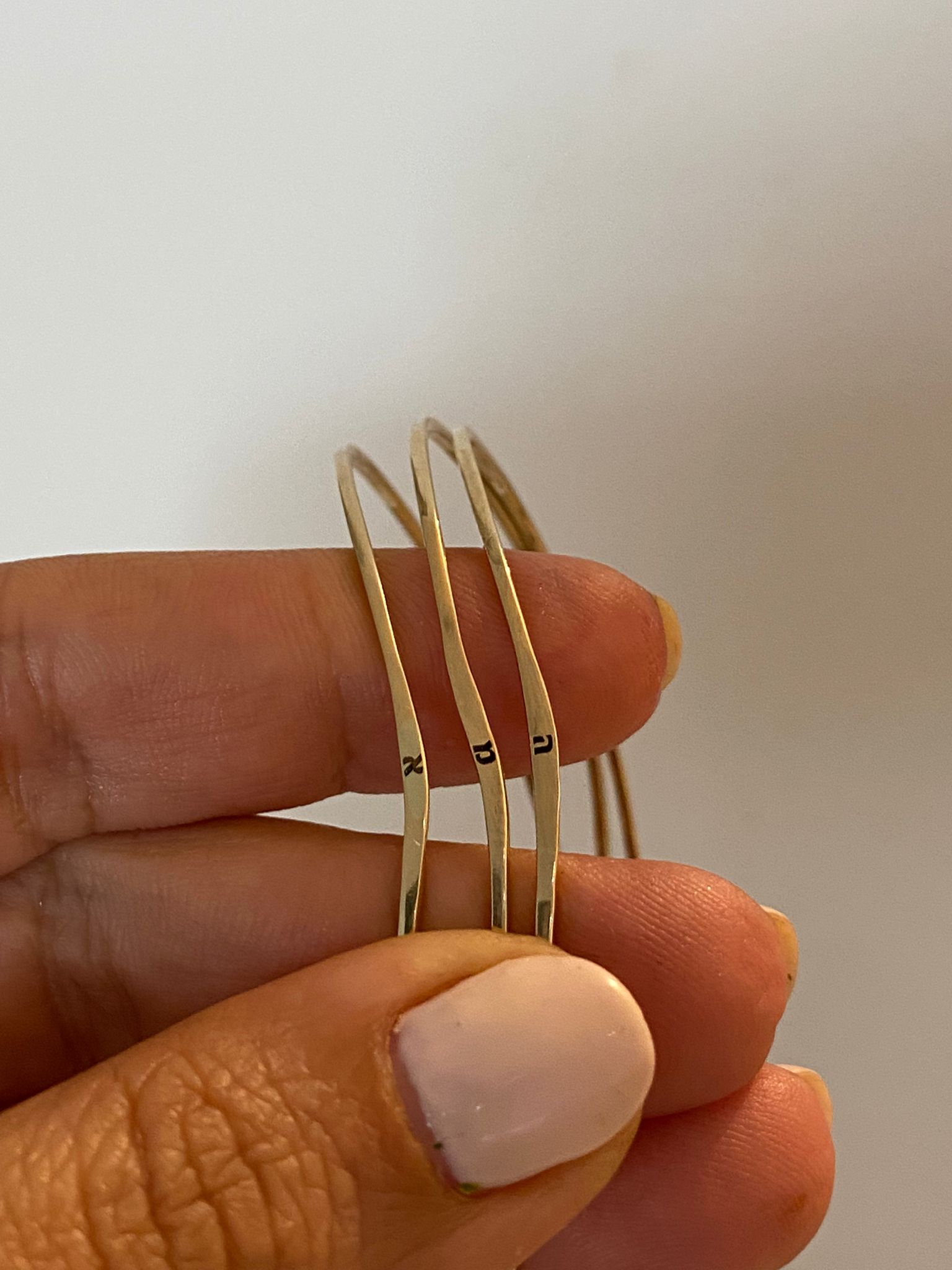 צמידי לונה חריטת שם, שלושה צמידי זהב קשיחים