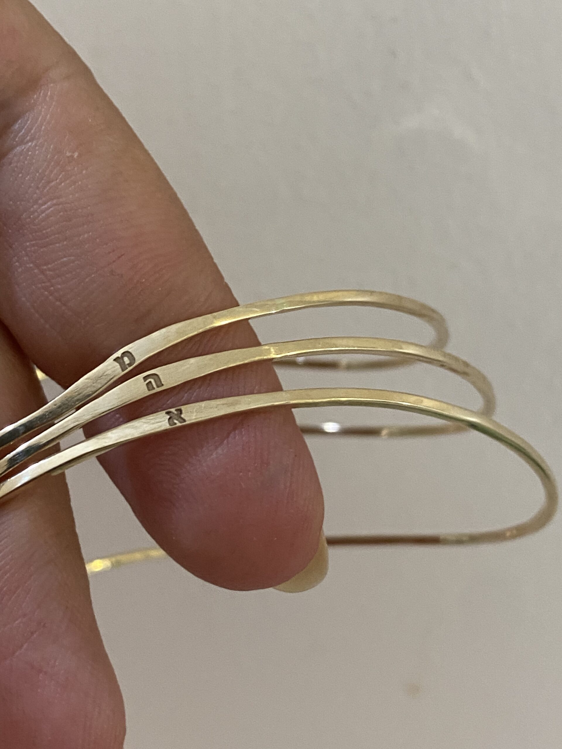 צמידי לונה חריטת שם, שלושה צמידי זהב קשיחים