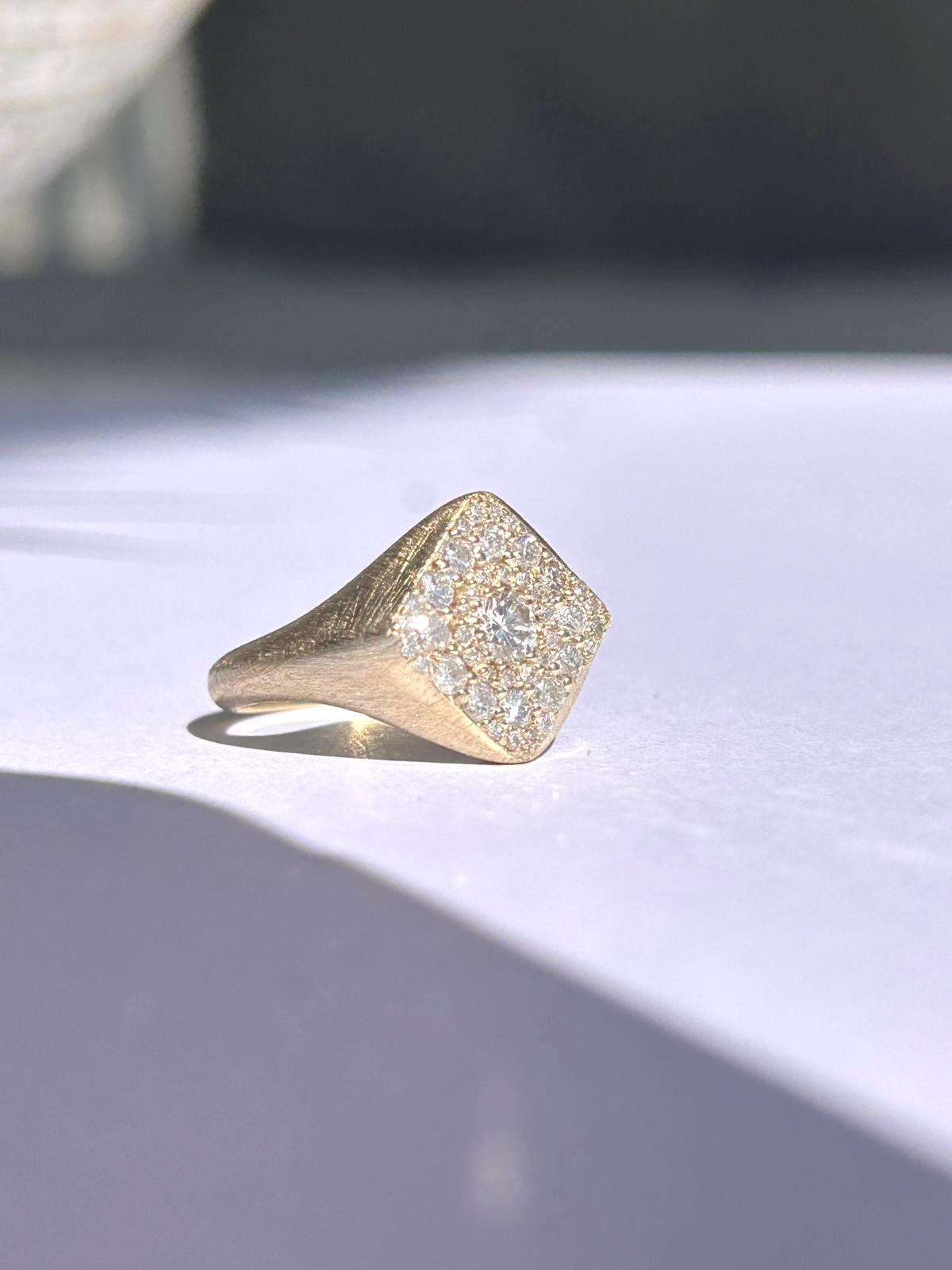 טבעת חותם משובצת יהלומים, דגם דניס טבעת חותם משובצת יהלומים, דגם דניס