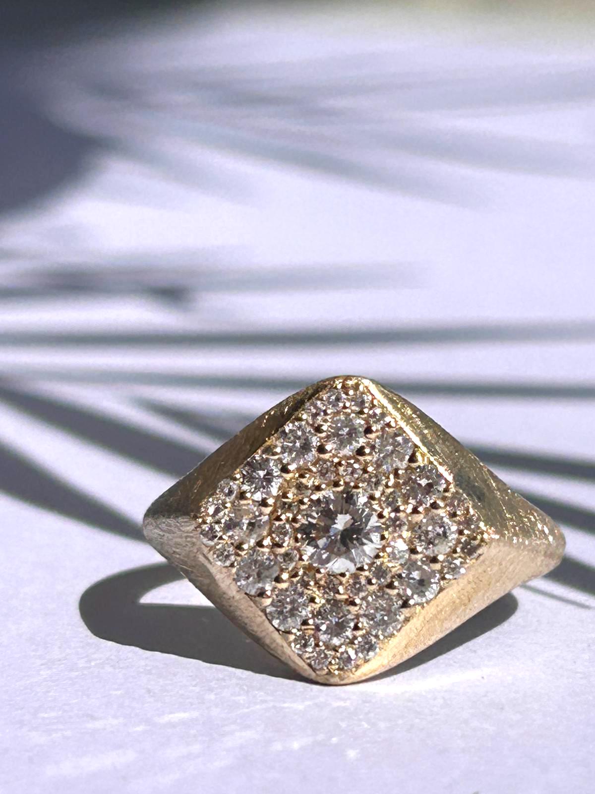 טבעת חותם משובצת יהלומים, דגם דניס טבעת חותם משובצת יהלומים, דגם דניס