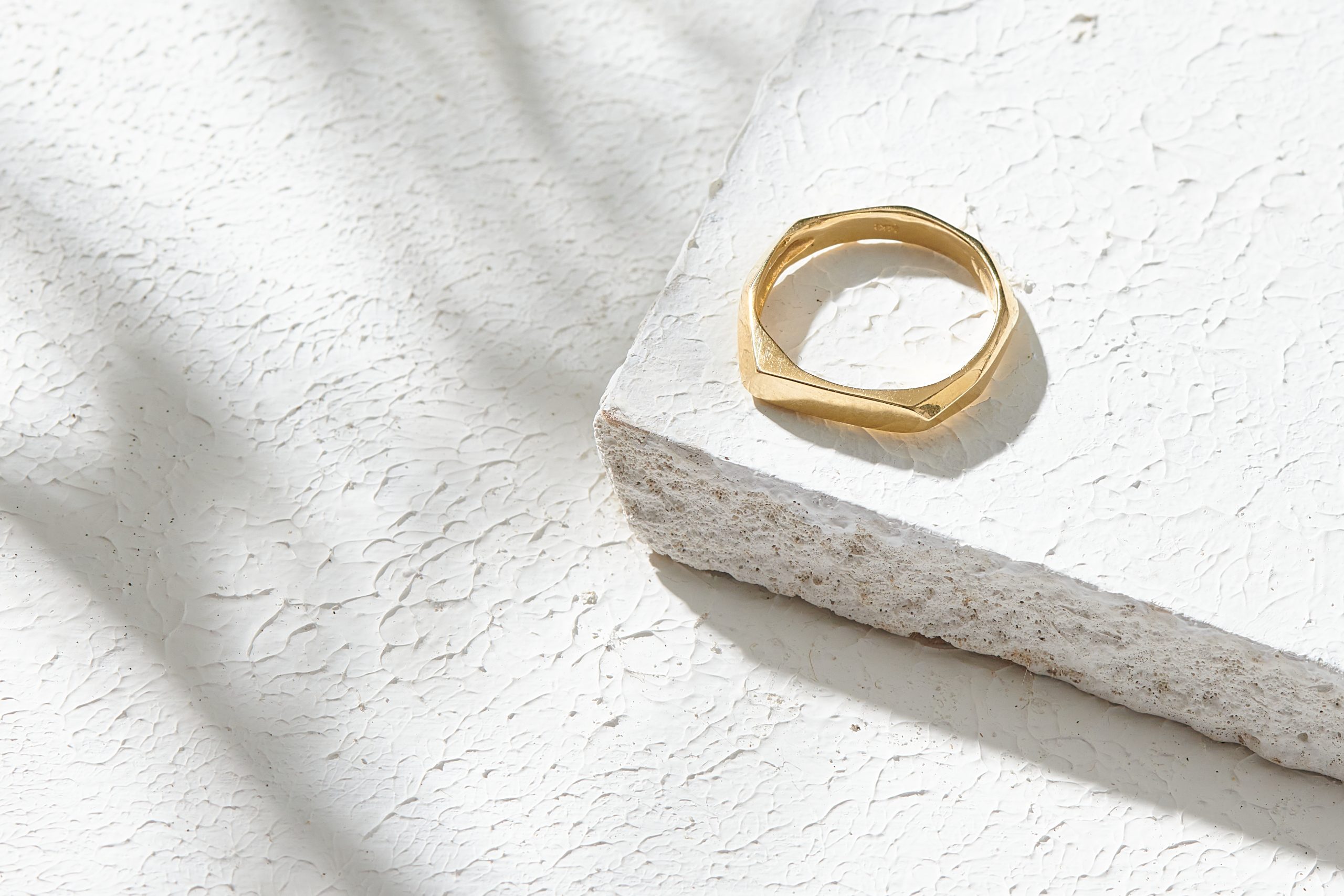 טבעת זהב אסימטרית, פלטה קצרה ,דגם סיס