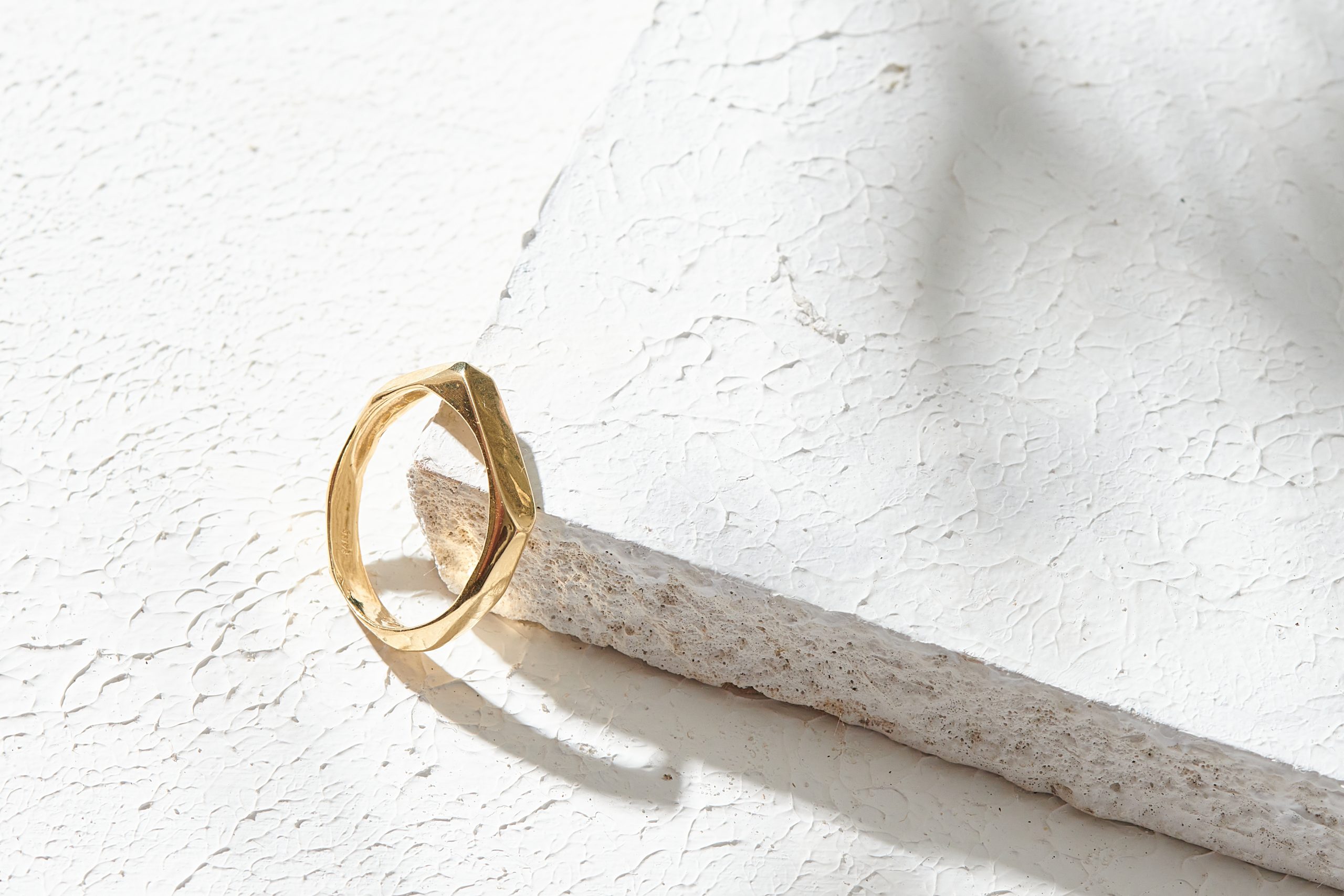 טבעת זהב אסימטרית, פלטה קצרה ,דגם סיס