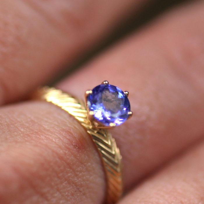 טבעת עם אבן כחולה, טנזייט