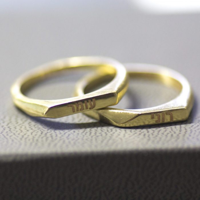 טבעת זהב אסימטרית עם חריטה