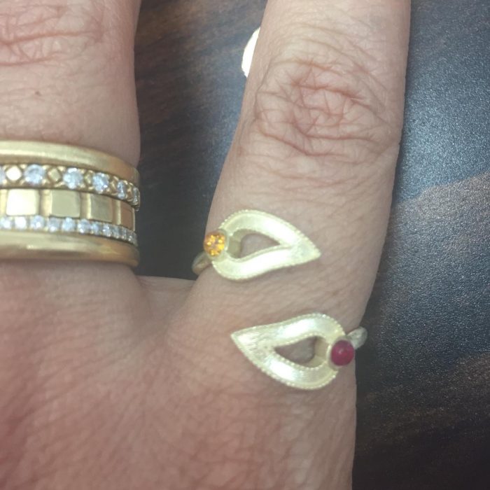 טבעת זהב עם אבני לידה