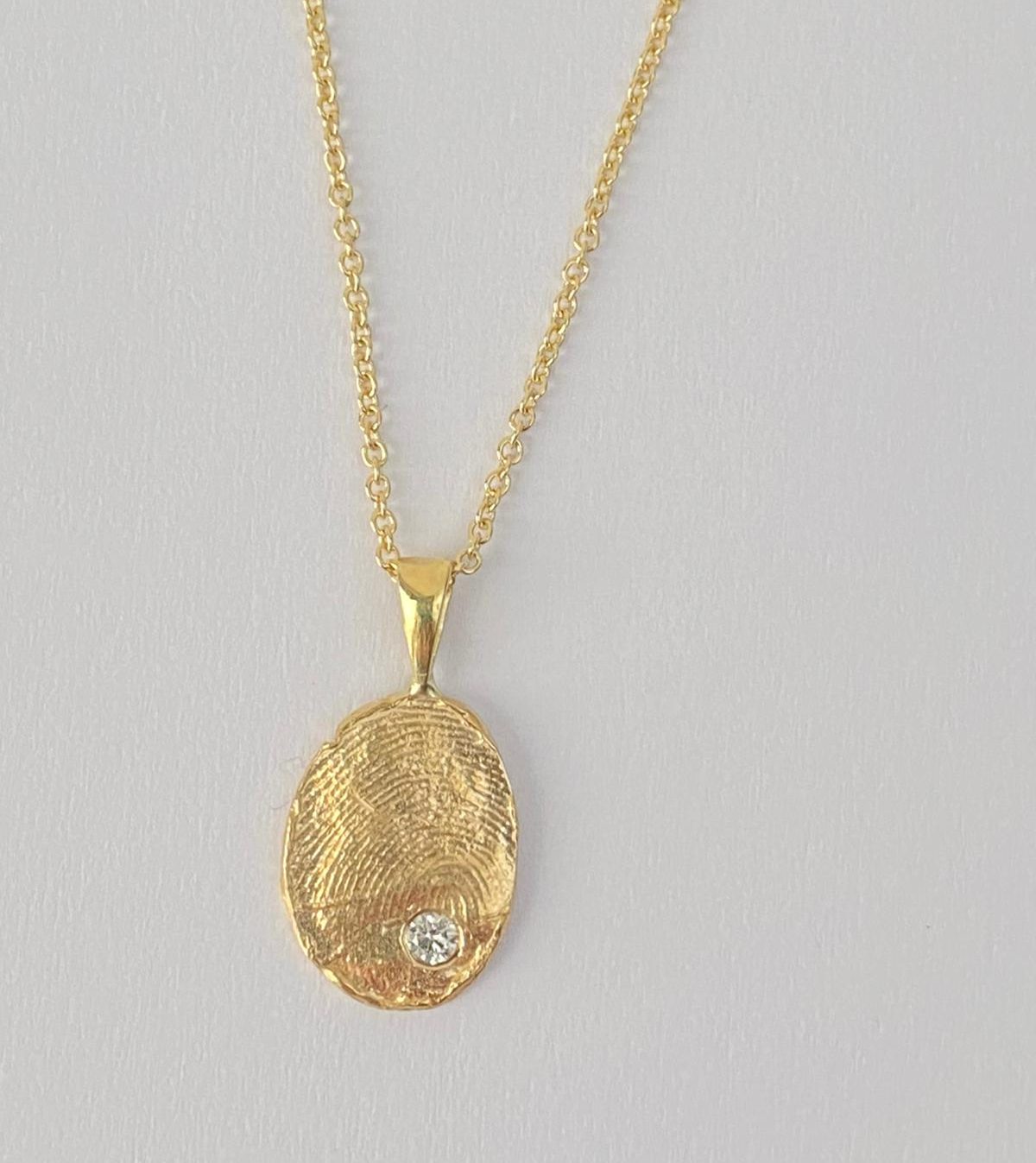 תליון זהב אמורפי עם טביעת אצבע ואבן לידה,  15 מ"מ
