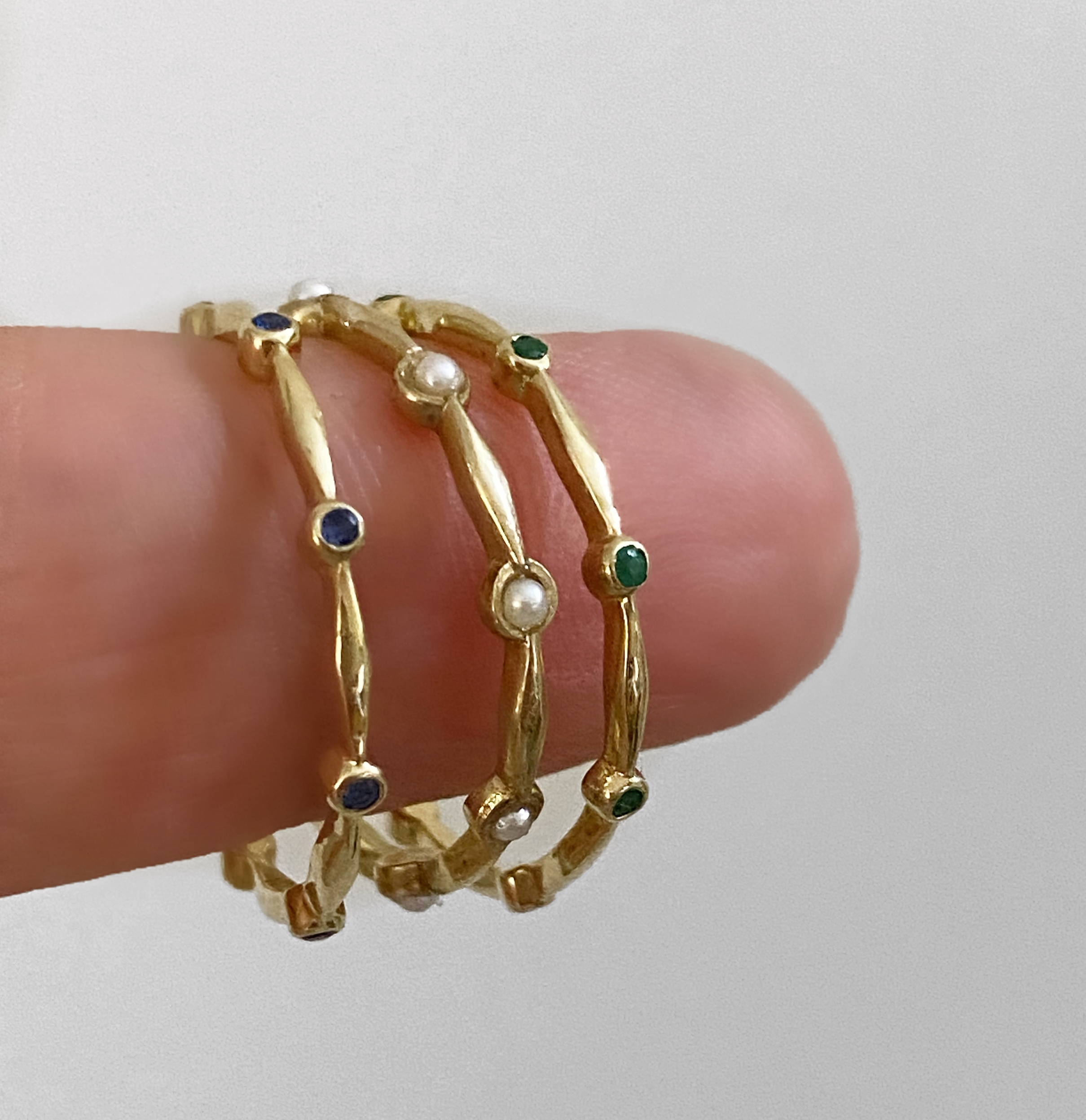 טבעת זהב עדינה עם אבני ספיר, טבעת אביגיל