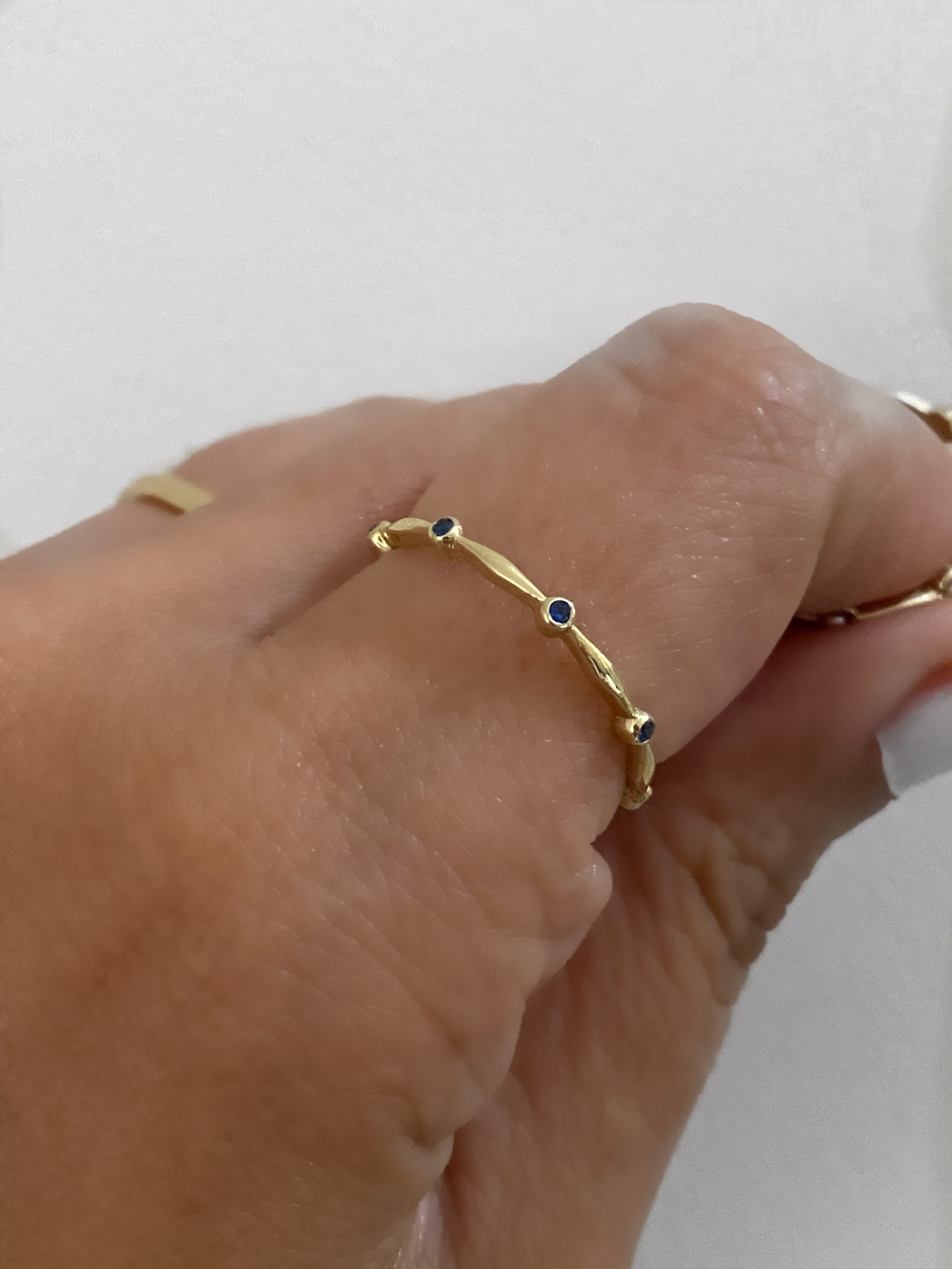 טבעת זהב עדינה עם אבני ספיר, טבעת אביגיל