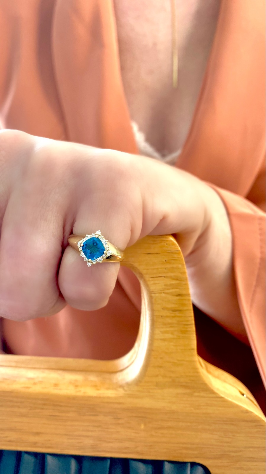 טבעת לזרת מזהב עם בלו טופז לונדון ויהלומים, דגם קתרינה