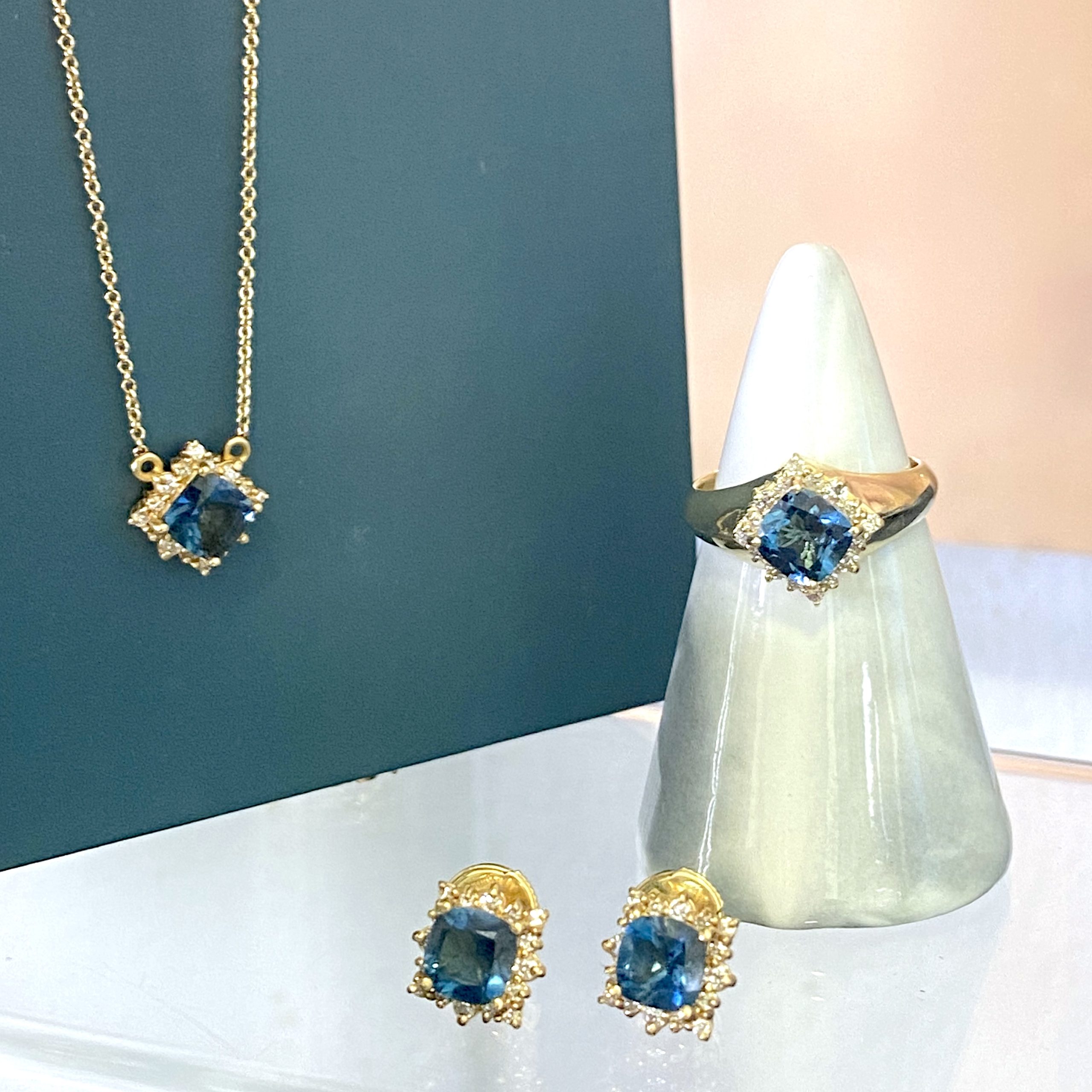 טבעת לזרת מזהב עם בלו טופז לונדון ויהלומים, דגם קתרינה