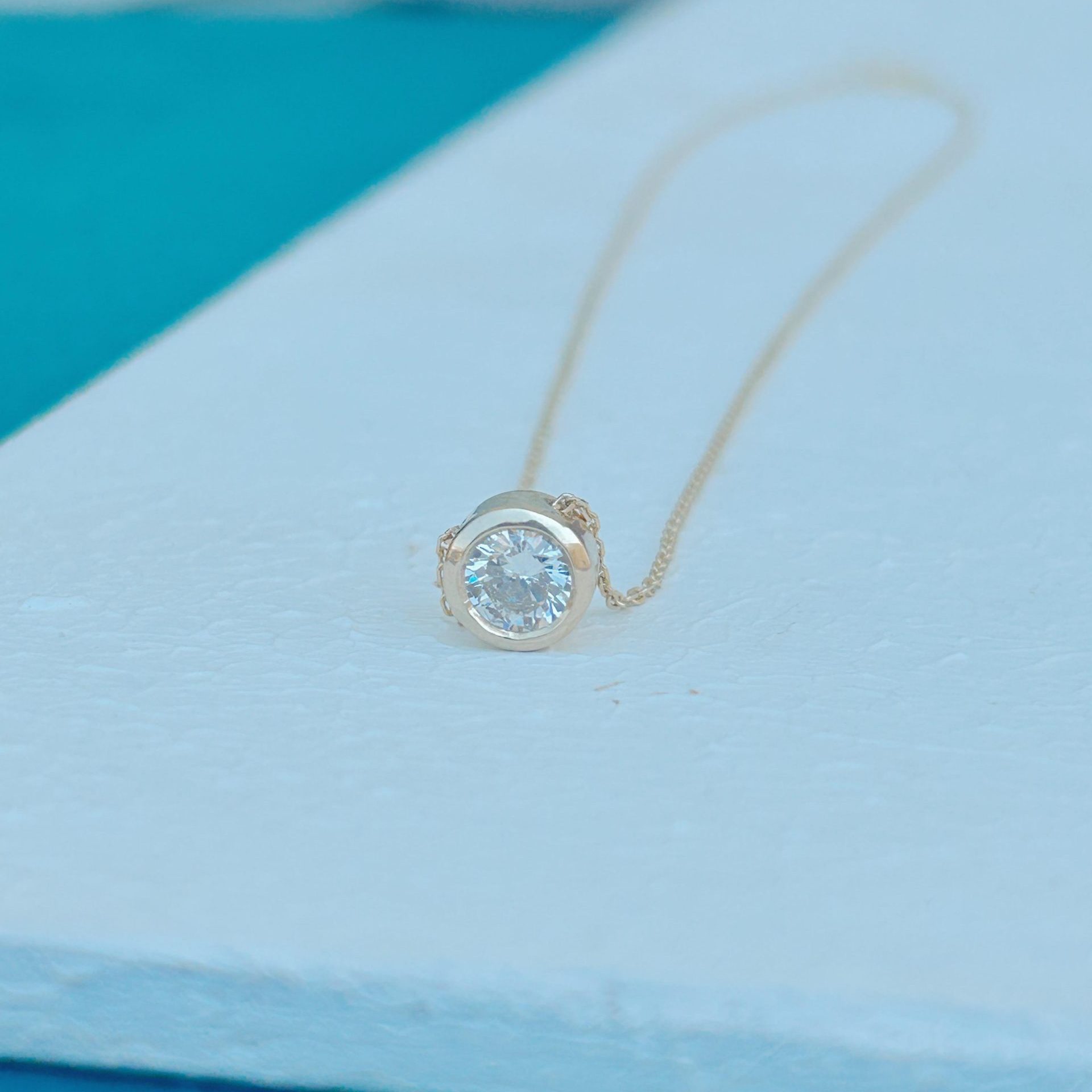 תליון יהלום קלאסי ומדוייק, דגם מנור