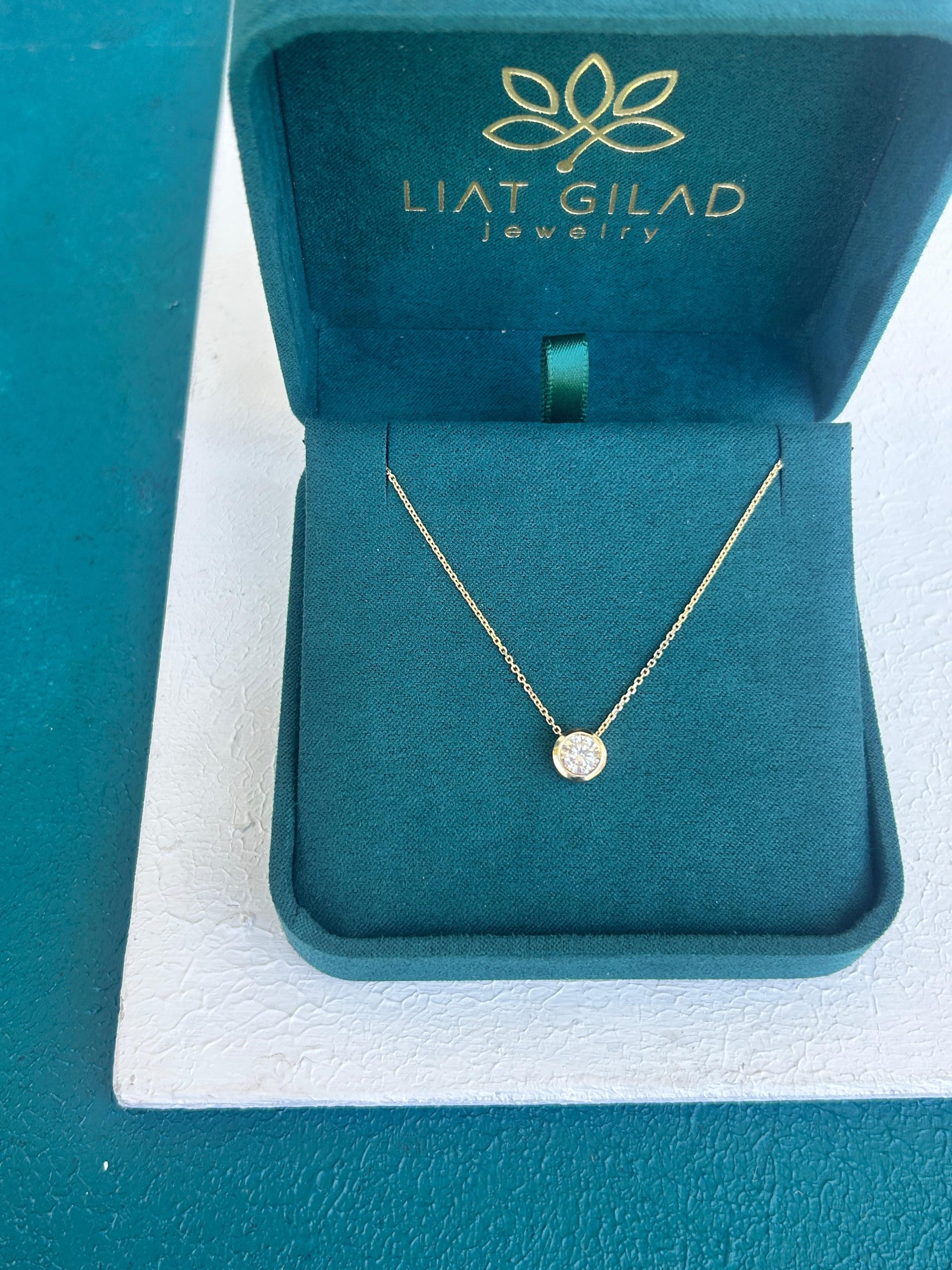 תליון יהלום קלאסי ומדוייק, דגם מנור