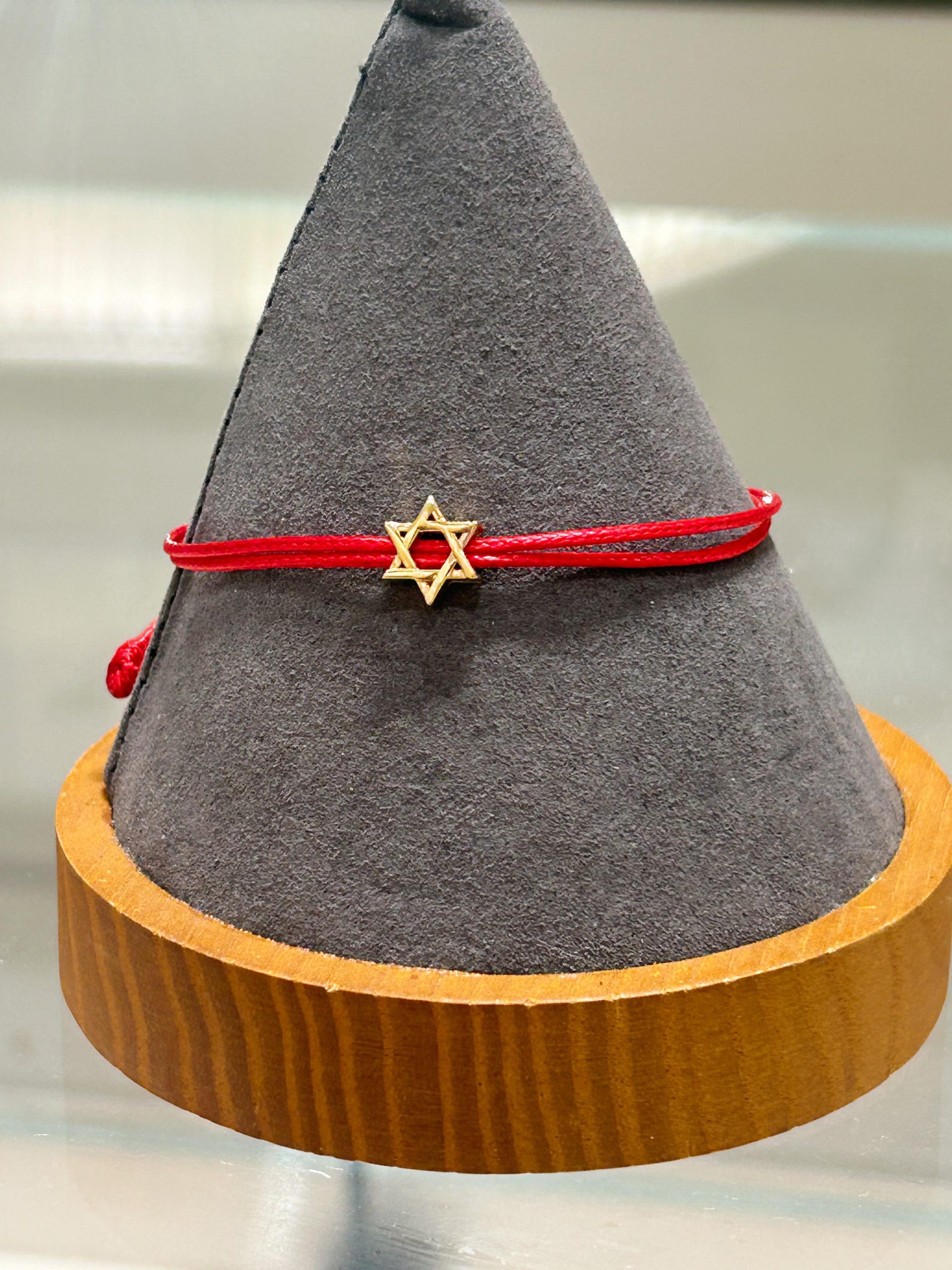 צמיד חוט אדום ומגן דוד זהב