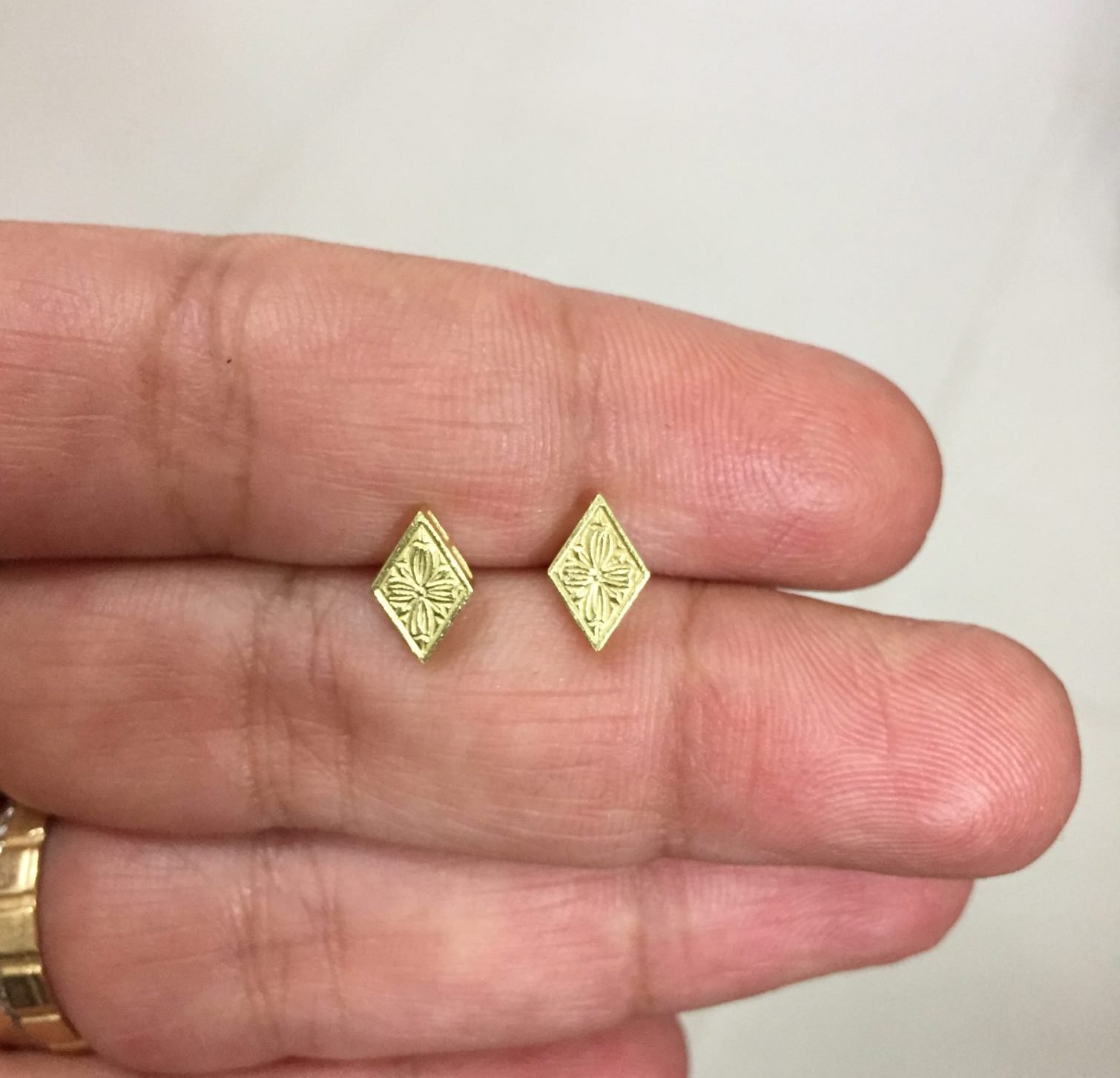 עגילי זהב עם חריטה מיוחדת, דגם מיני אסתריקה