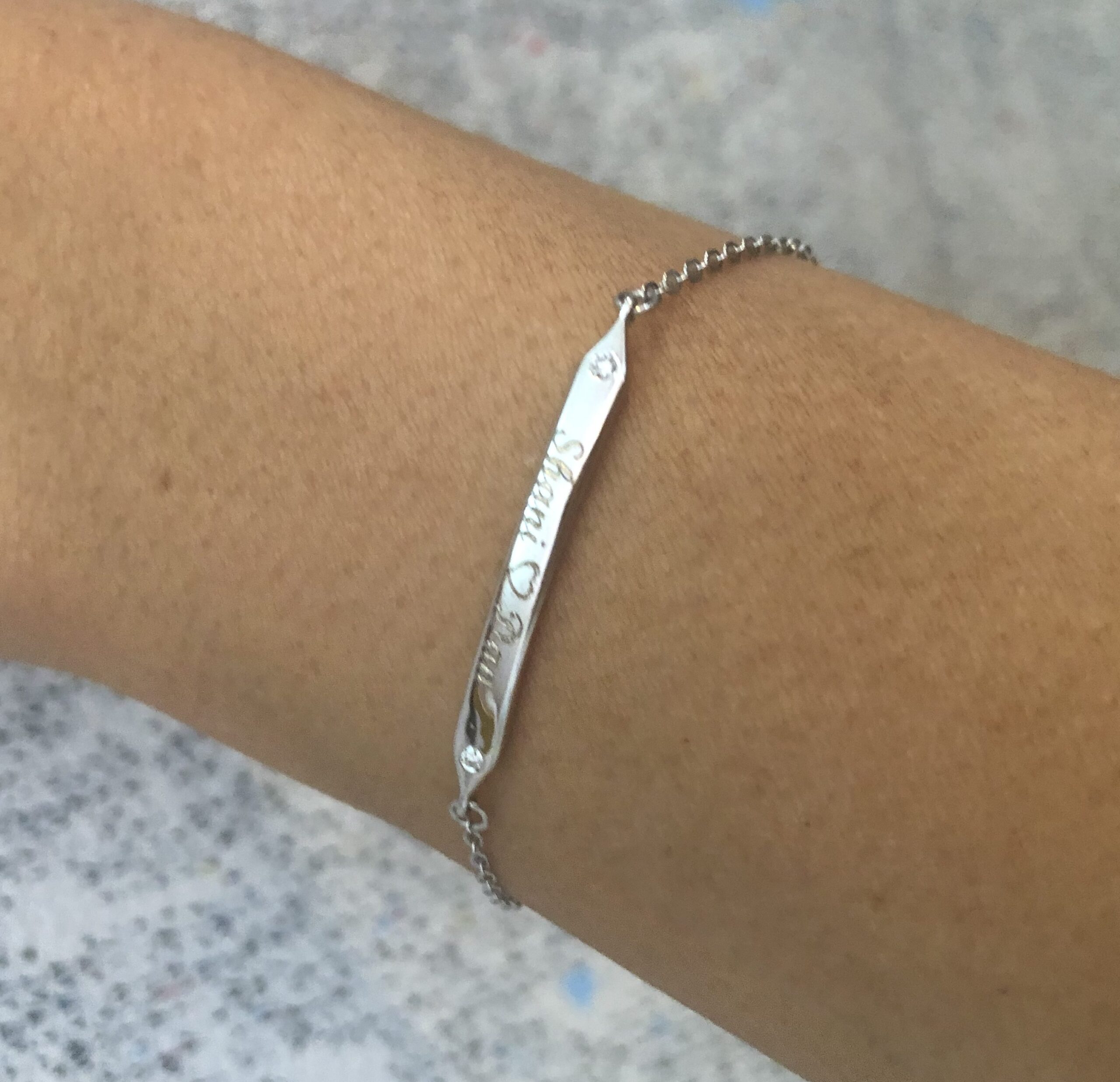 צמיד זהב לבן עם חריטה, דגם סנדרה