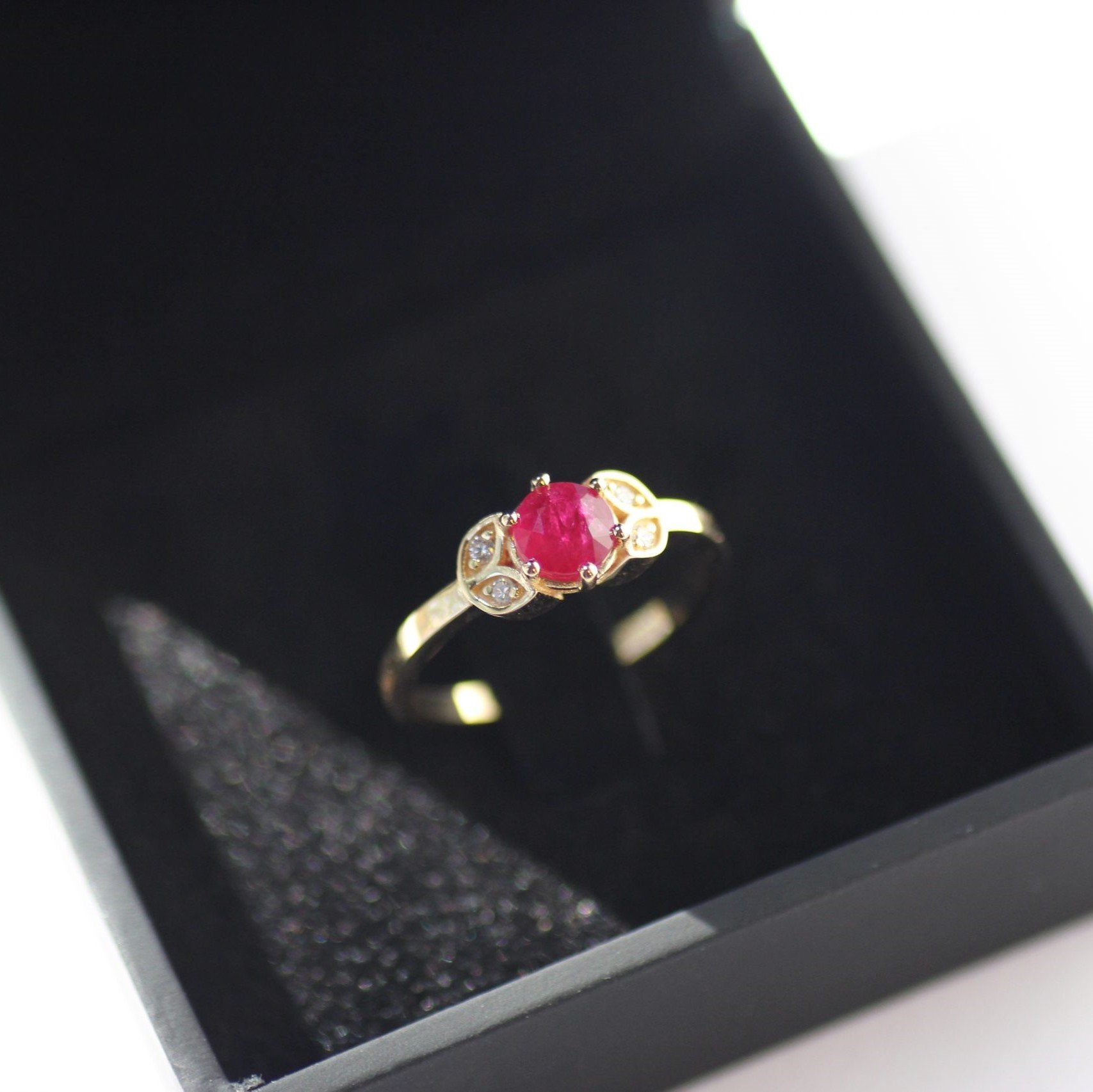 טבעת זהב עם אבן רובי ויהלומים, דגם פלורי