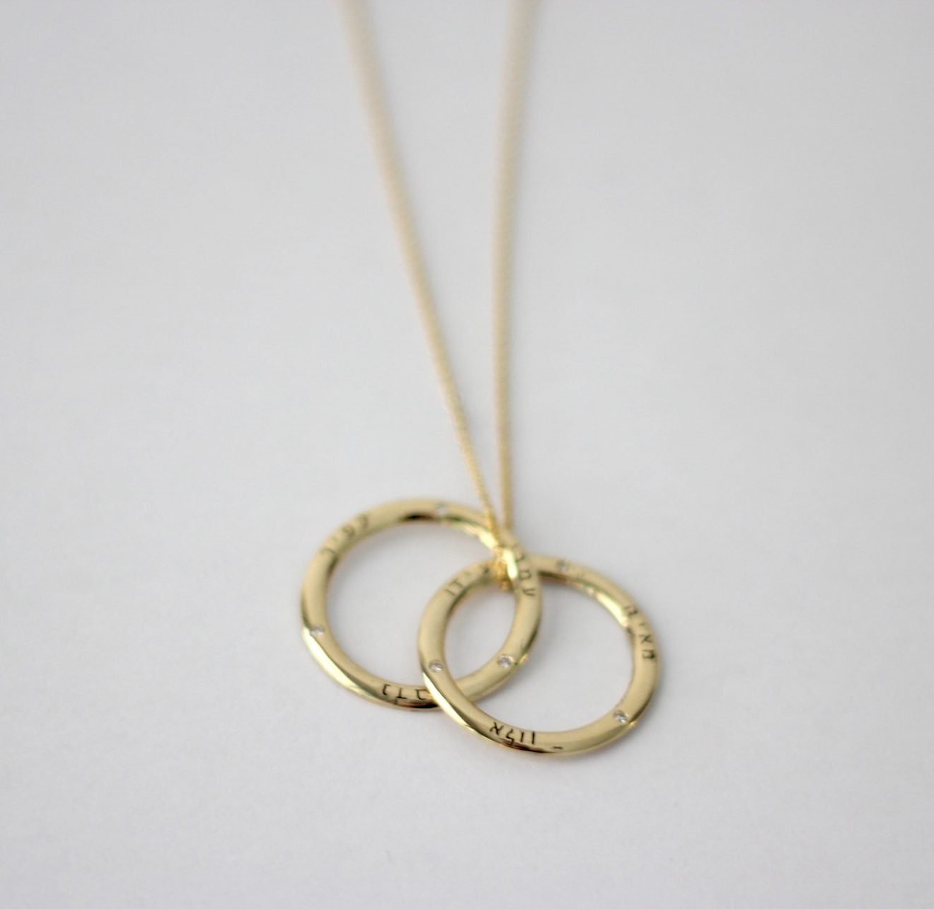 תליון זהב עם חריטת שמות ויהלומים, דגם ברכה