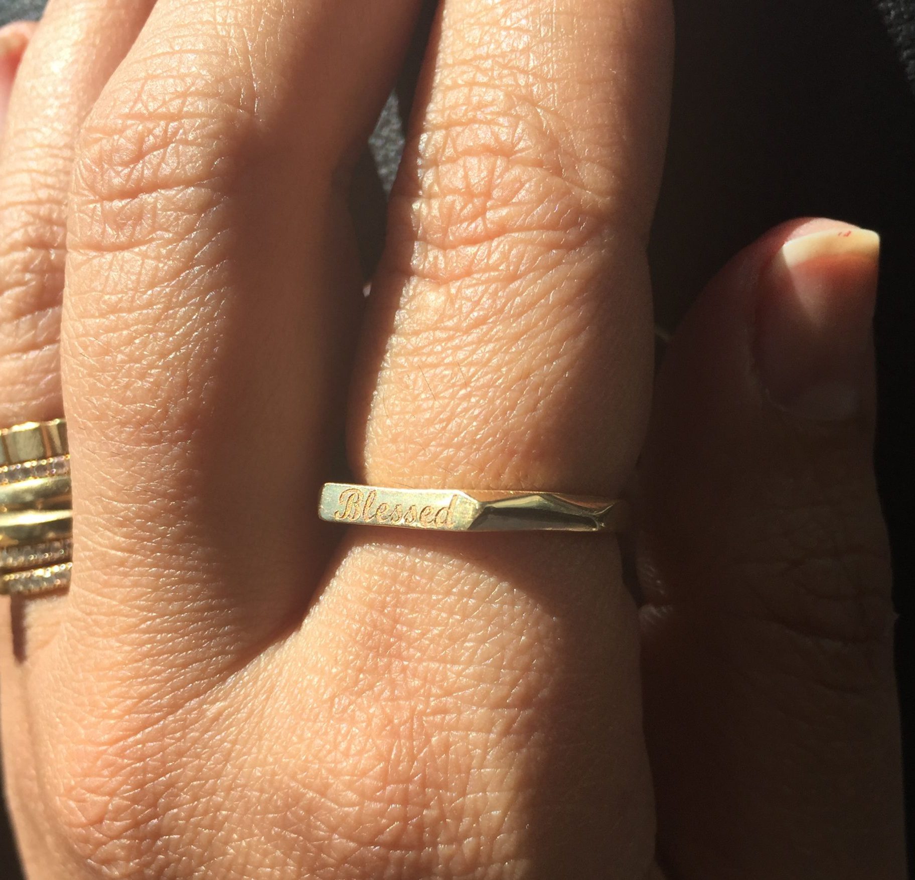 טבעת זהב אסימטרית לחריטה, טבעת סיס