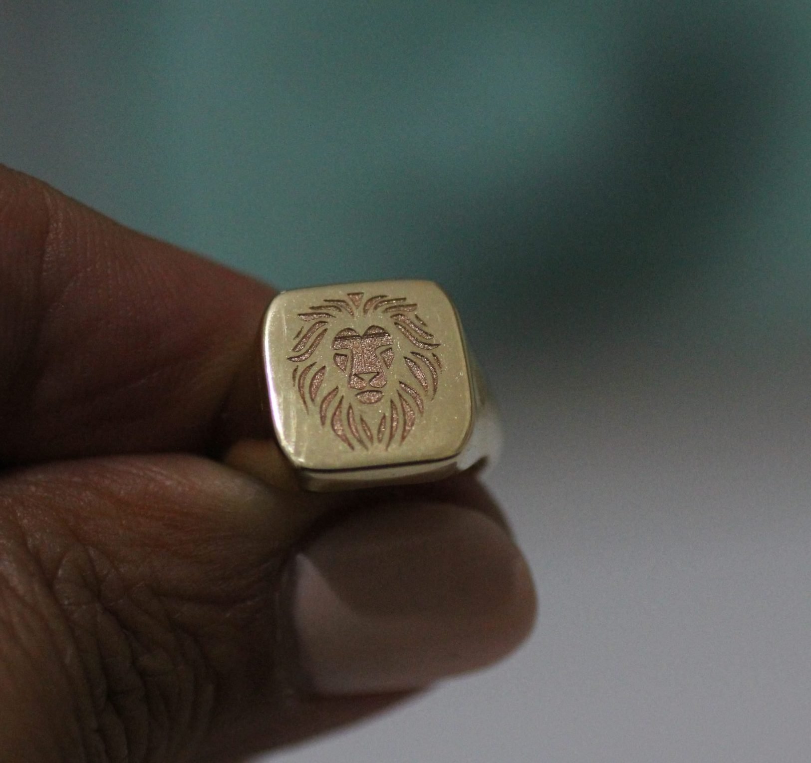 טבעת חותם לזרת, טבעת עם חריטה של דמות