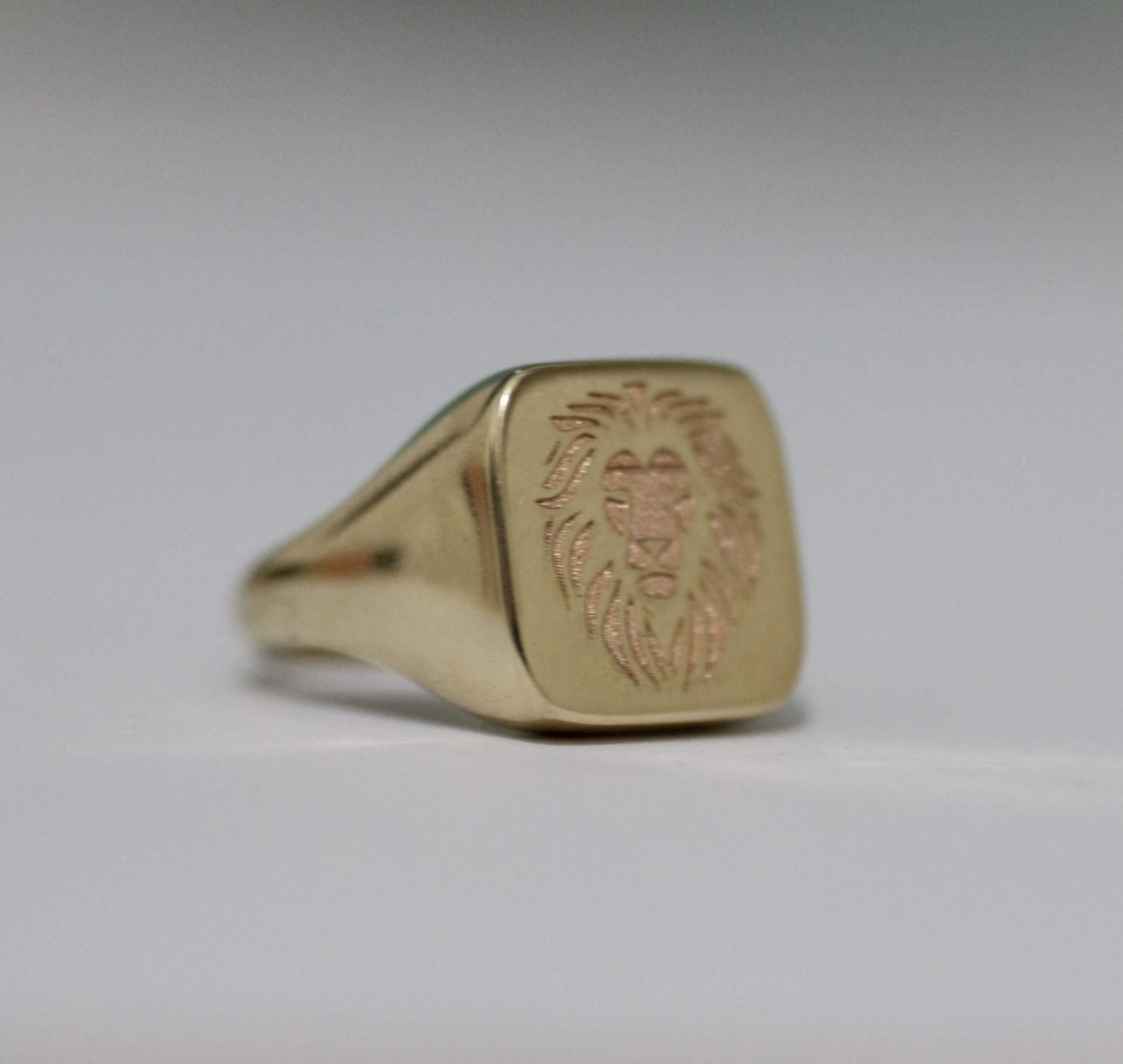 טבעת חותם לזרת, טבעת עם חריטה של דמות