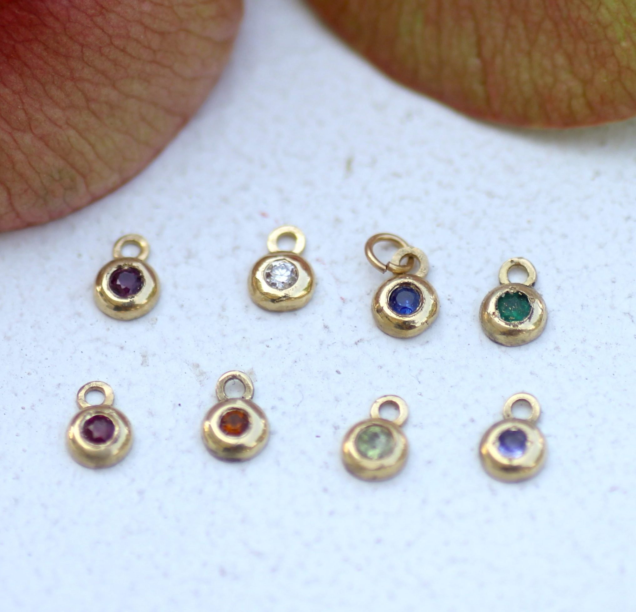 תליון זהב עם אבן לידה