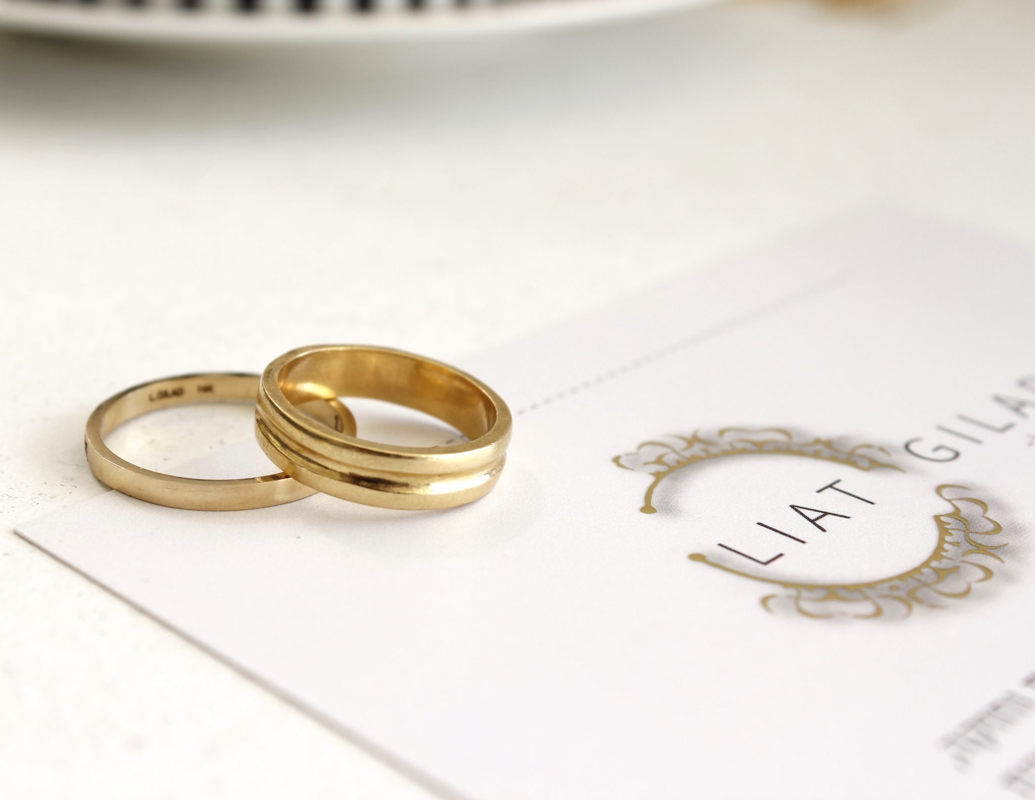 טבעת זהב רחבה לחריטת שם, דגם מיכאל