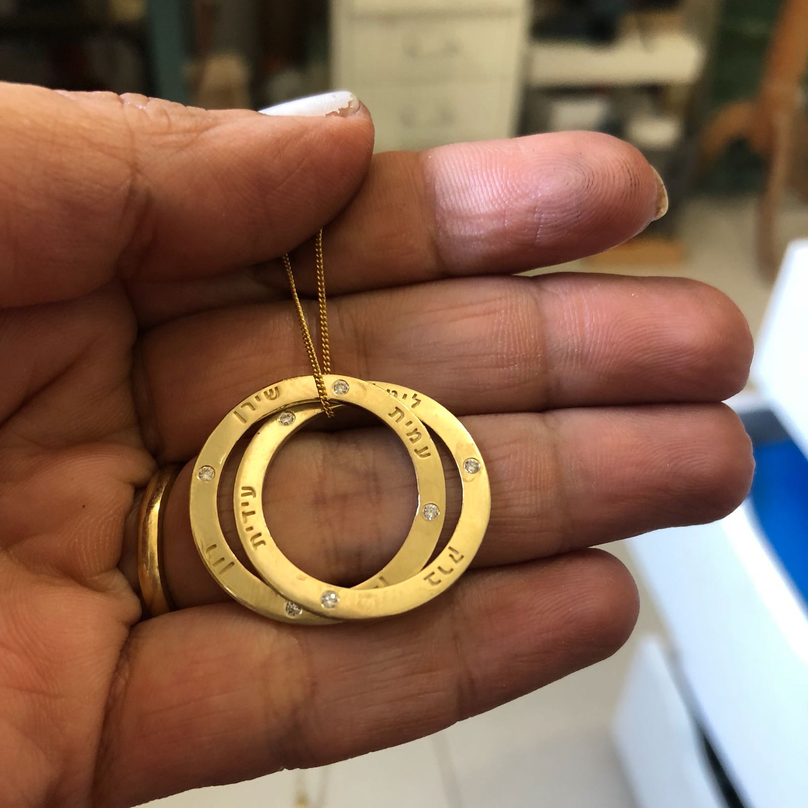 תליון זהב עם חריטת שמות ויהלומים, דגם ברכה