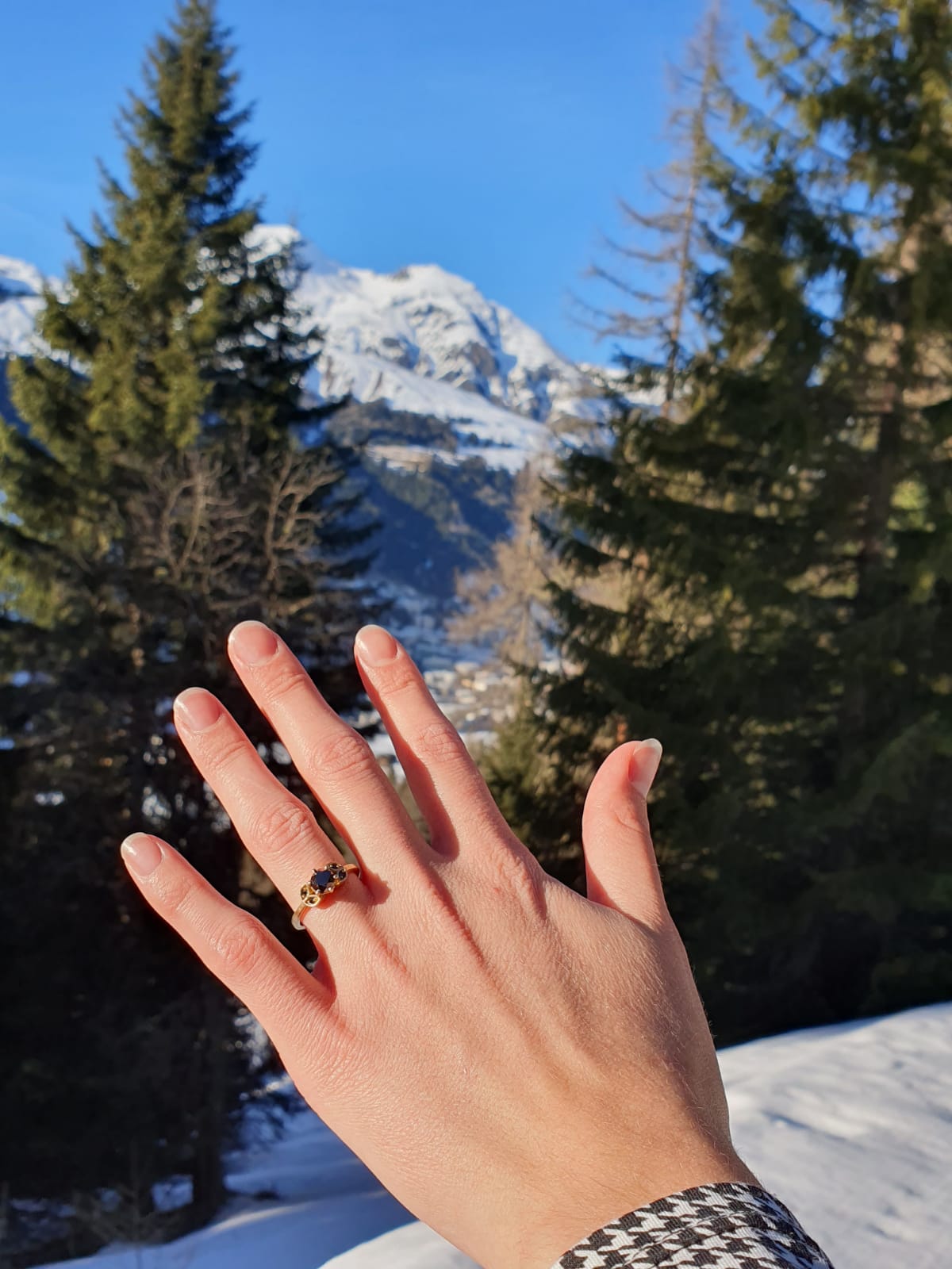 טבעת זהב עם אבן רובי ויהלומים, דגם פלורי