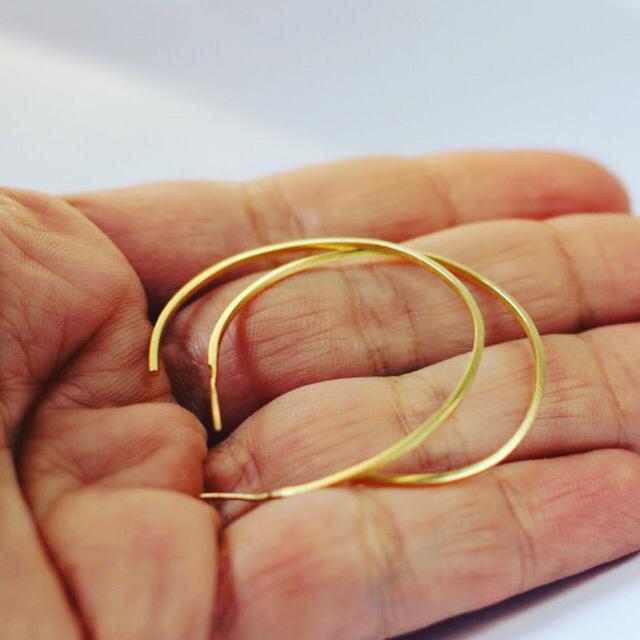 עגילי חישוק דקים גדולים מזהב,צהוב 18 קראט דגם קרן-