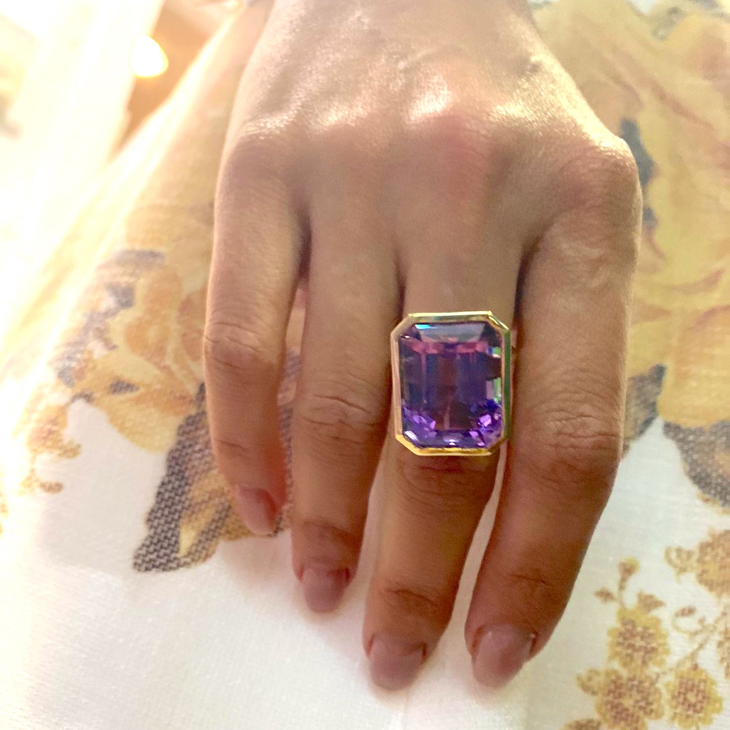 טבעת 18 קראט צהוב אבן אמטיסט, דגם נרקיס