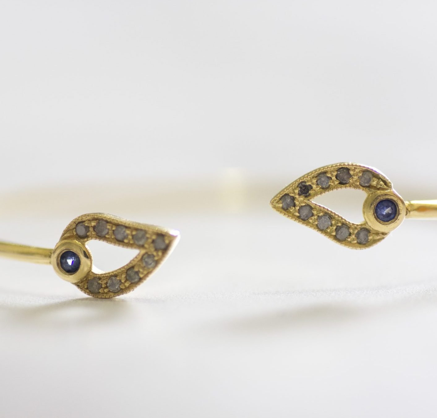 צמיד ספיר כחול ויהלומים אפורים, דגם טיפאני