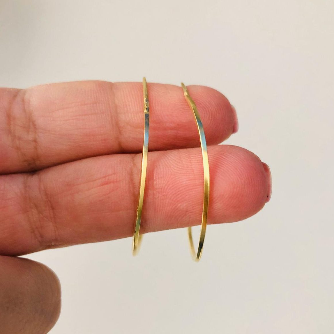 עגילי חישוק דקים גדולים מזהב,צהוב 18 קראט דגם קרן-