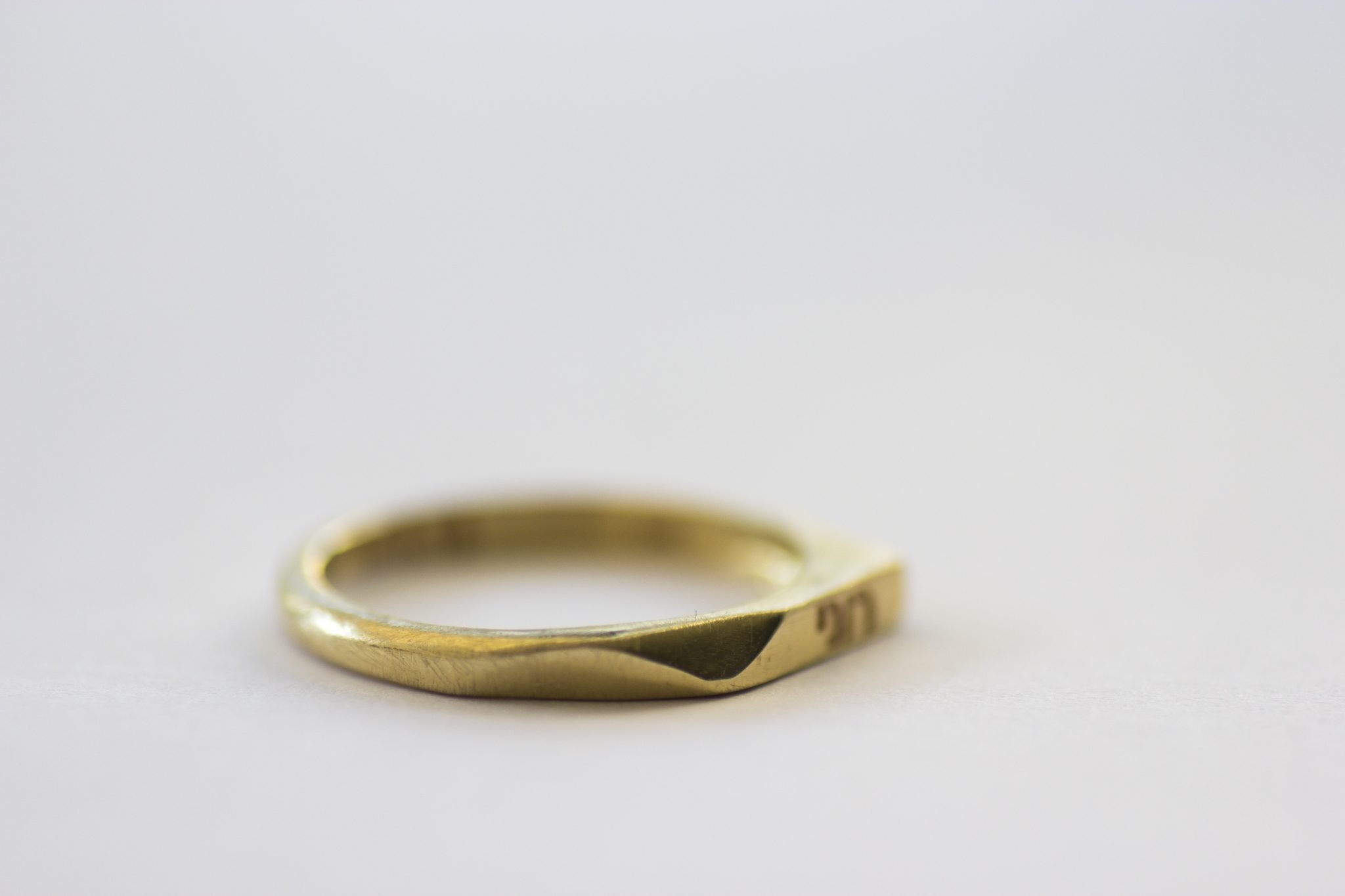 טבעת זהב אסימטרית, פלטה קצרה ,דגם סיס