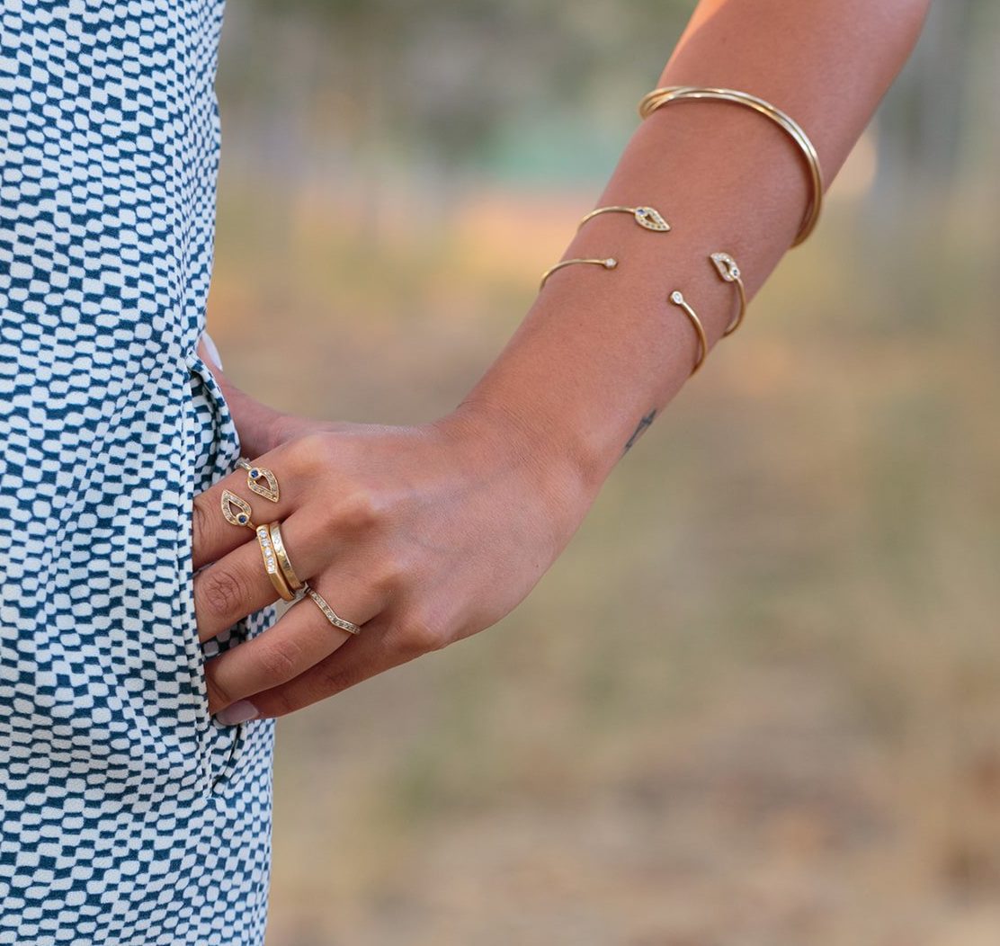 צמיד ספיר כחול ויהלומים אפורים, דגם טיפאני