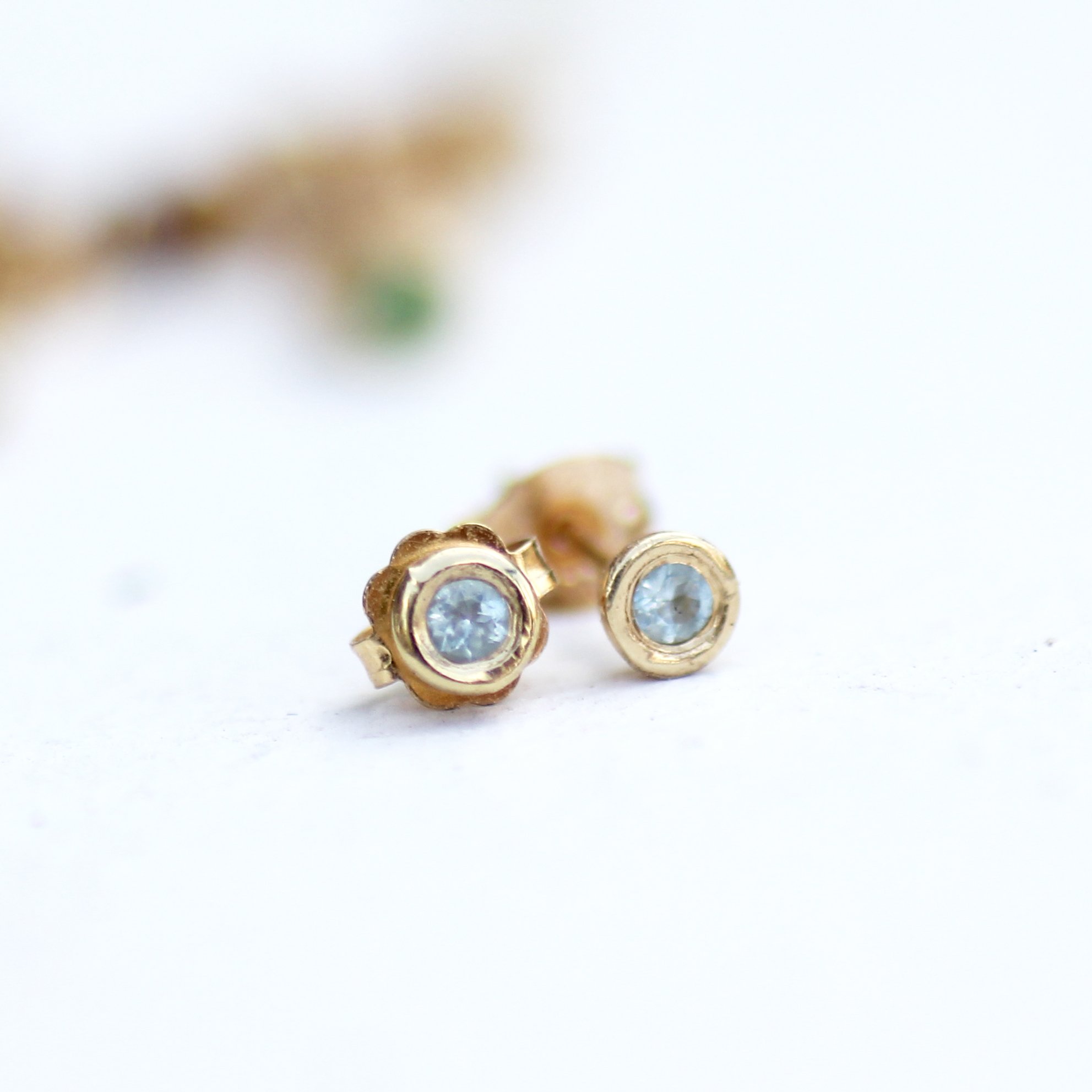 עגילי זהב עם אבן צמודים, דגם טייני