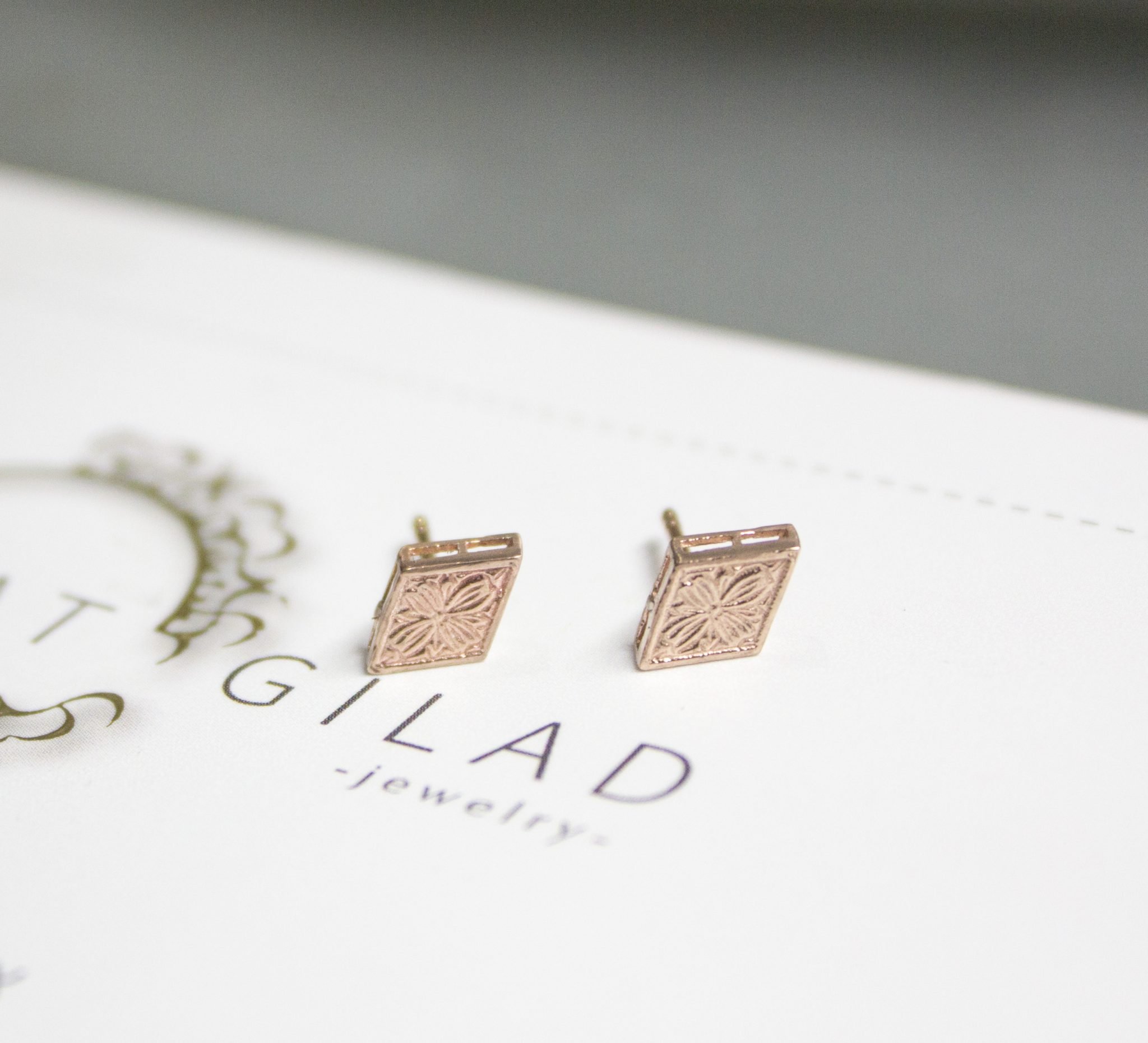 עגילי זהב עם חריטה מיוחדת, דגם מיני אסתריקה