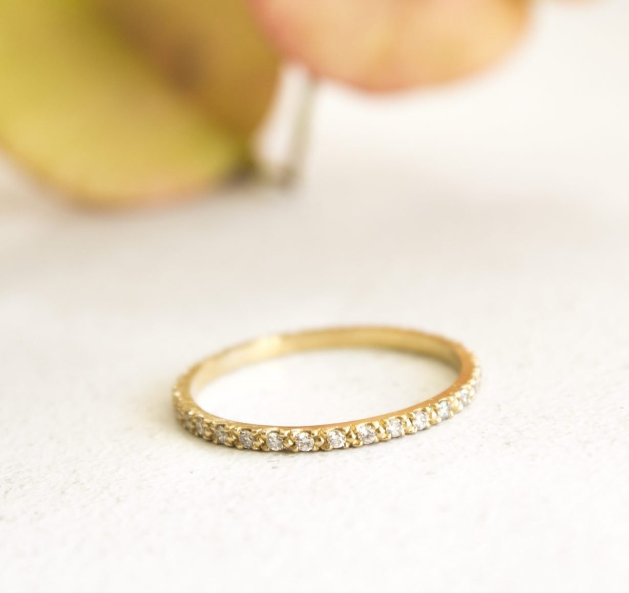 טבעת איטרנטי דקה, יהלומים לבנים מרחפים