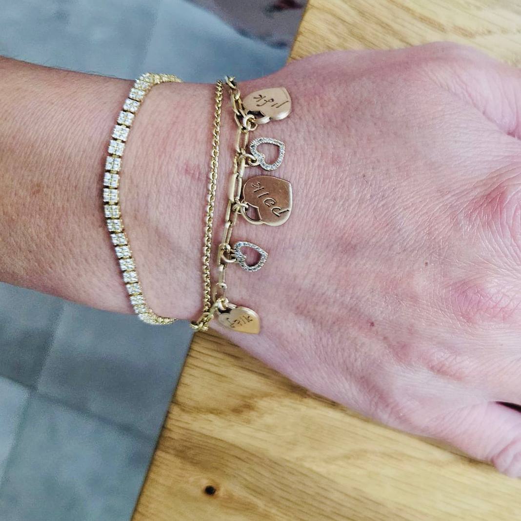 צמיד גורמט עם 3 תליוני שמות ויהלומים, דגם מורן