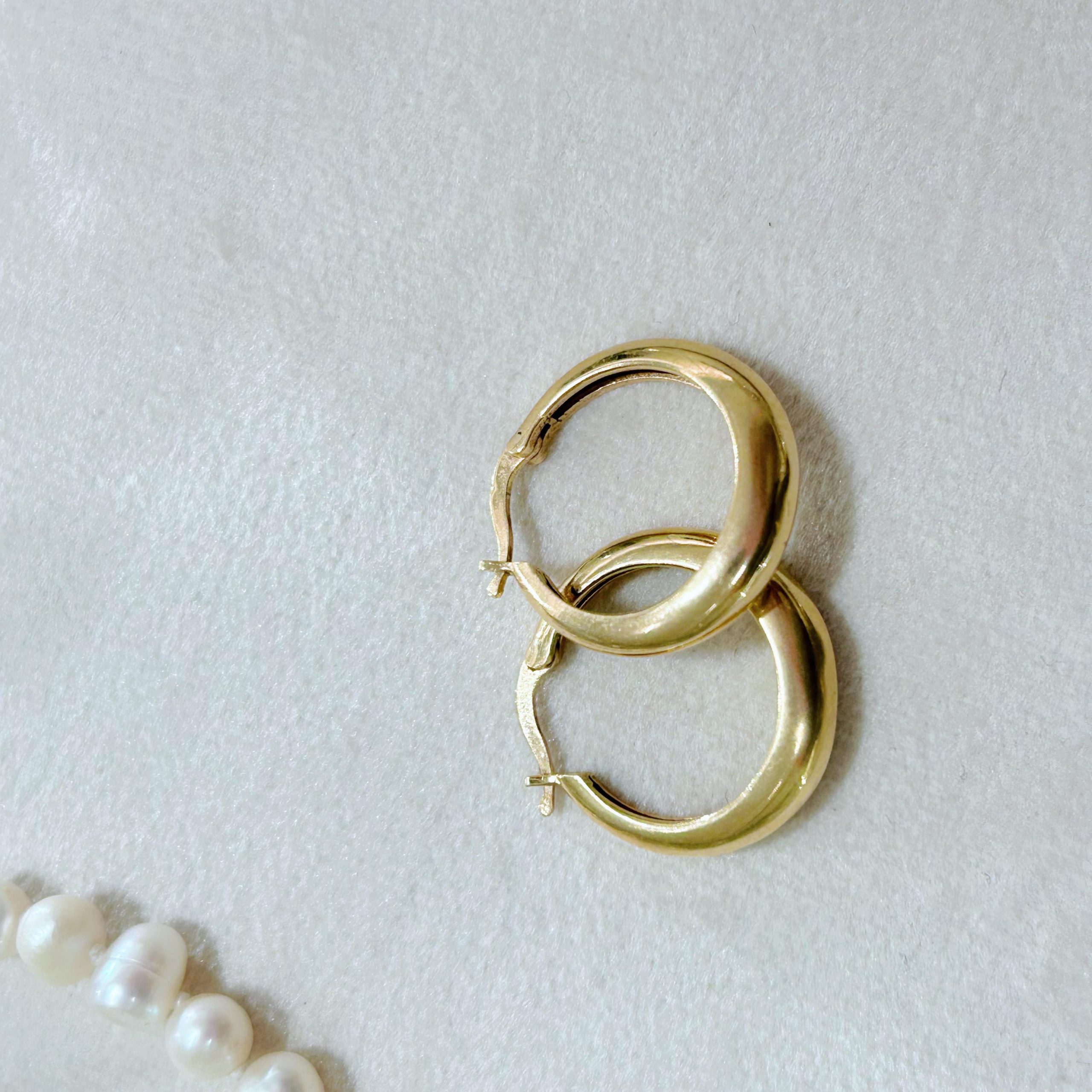 עגילי חישוק ג'יפסי , גימור מאט- דגם מומבאיי דק , זהב 18 קראט צהוב