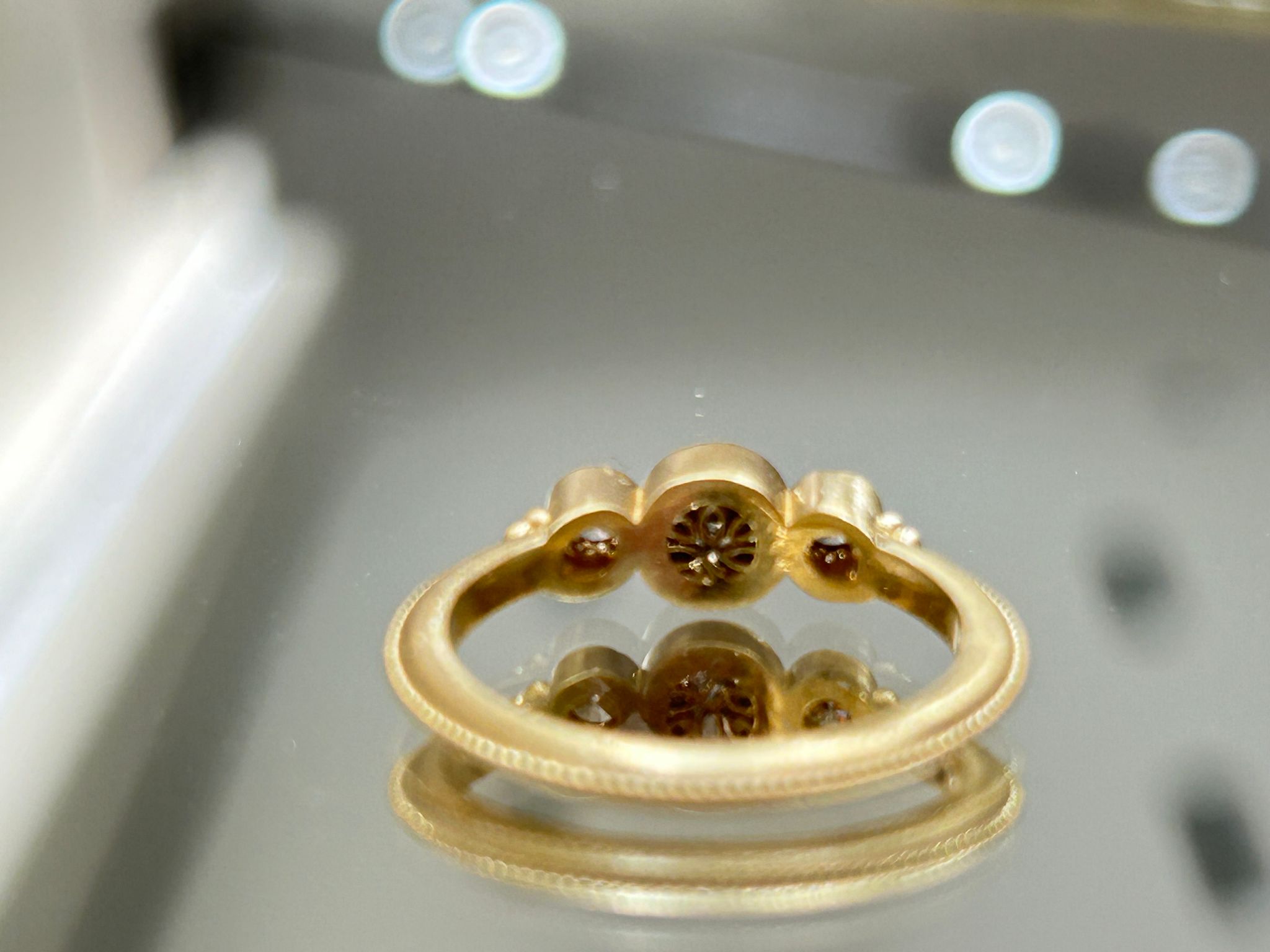 טבעת זהב בסגנון וינטג' עם שלושה יהלומי שמפניה טבעיים