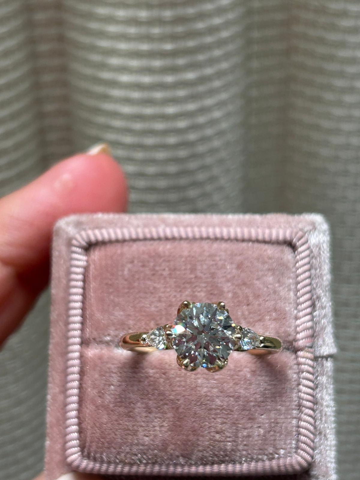 טבעת אירוסין לוטוס, דגם מגי