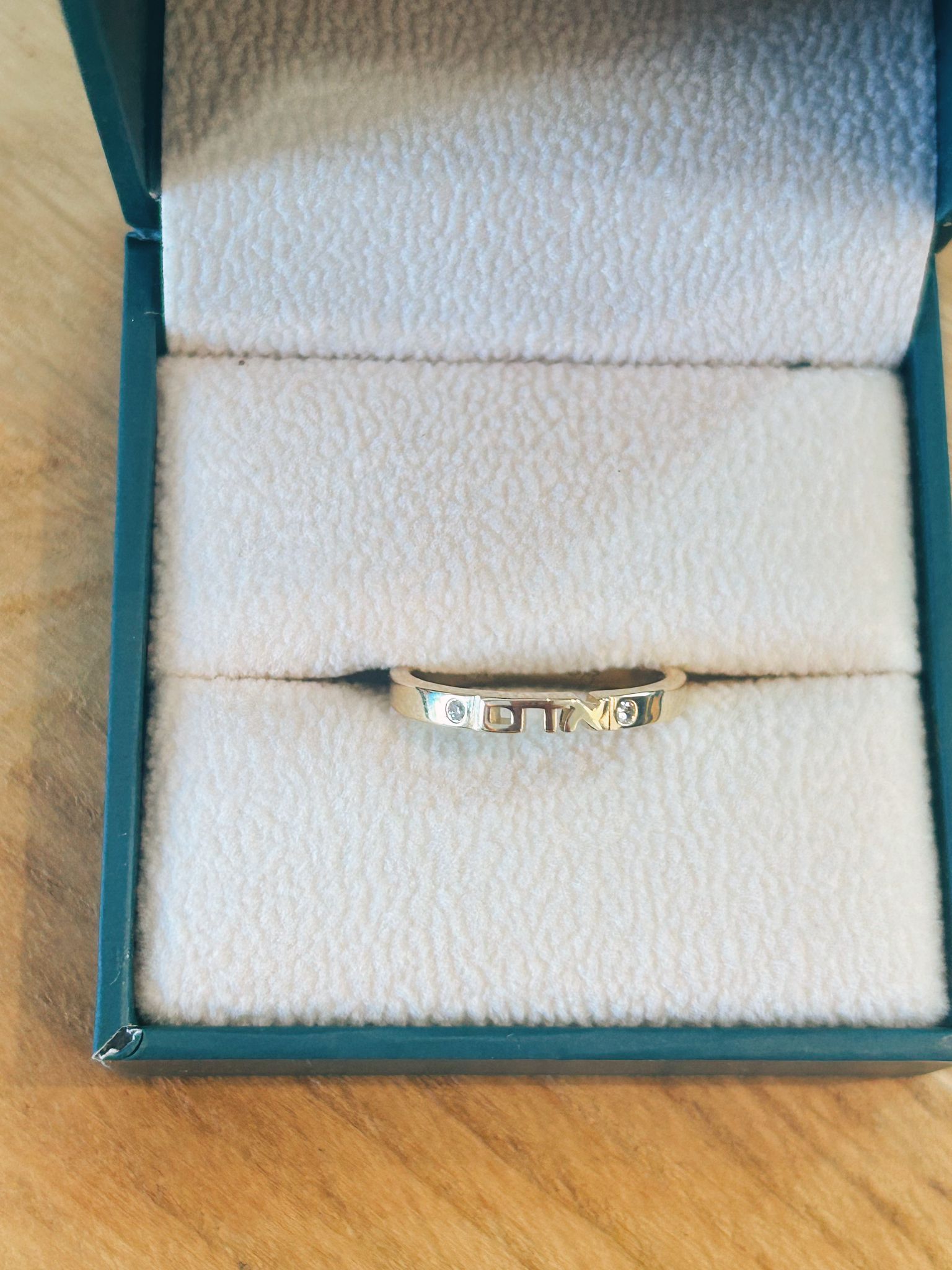 טבעת סבתא, טבעת זהב דקה עם יהלומים