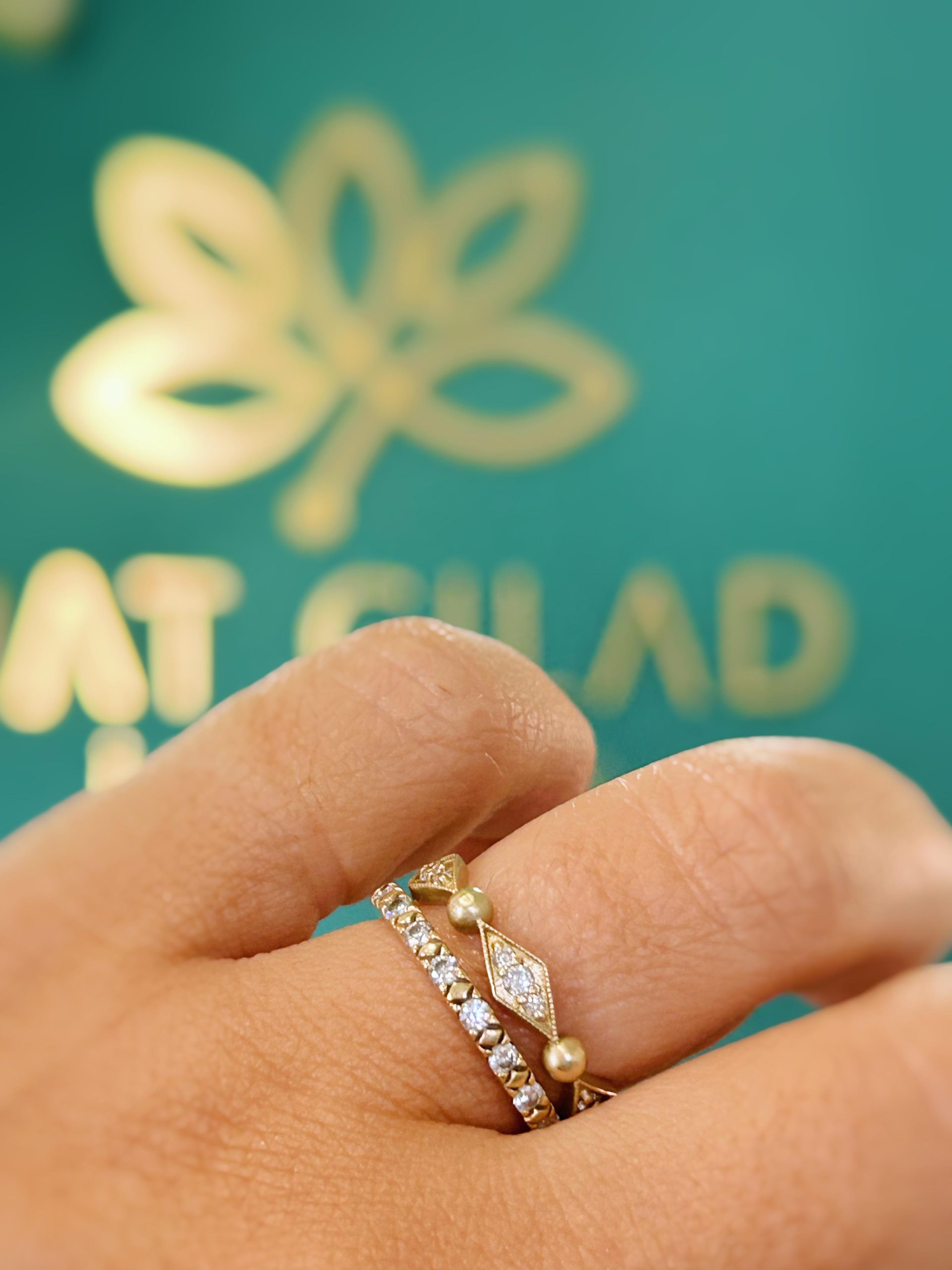 טבעת זהב ויהלומים גאומטרית, דגם לובר