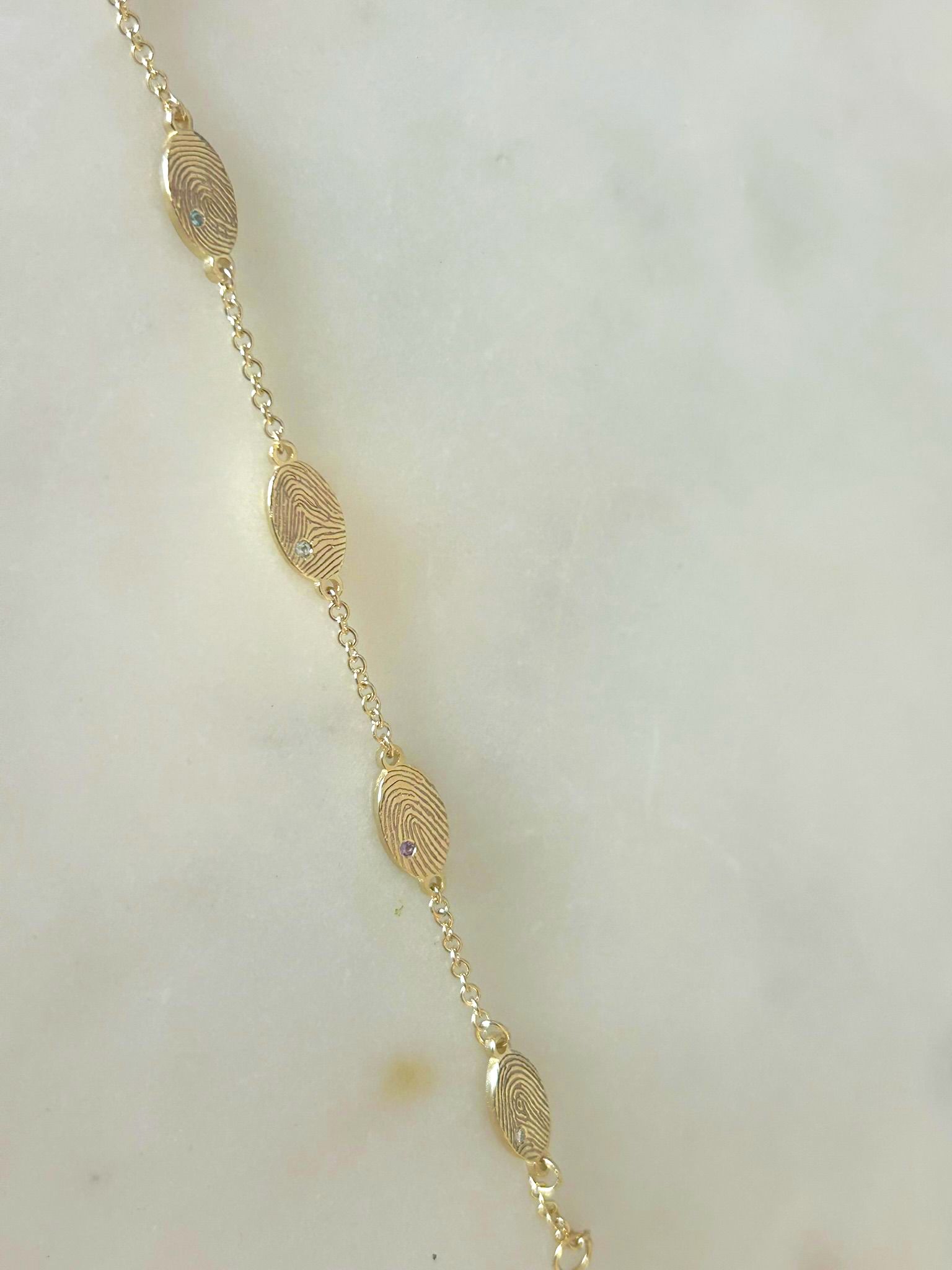 צמיד 4 תליוני טביעות אצבע עם אבני לידה, דגם טל