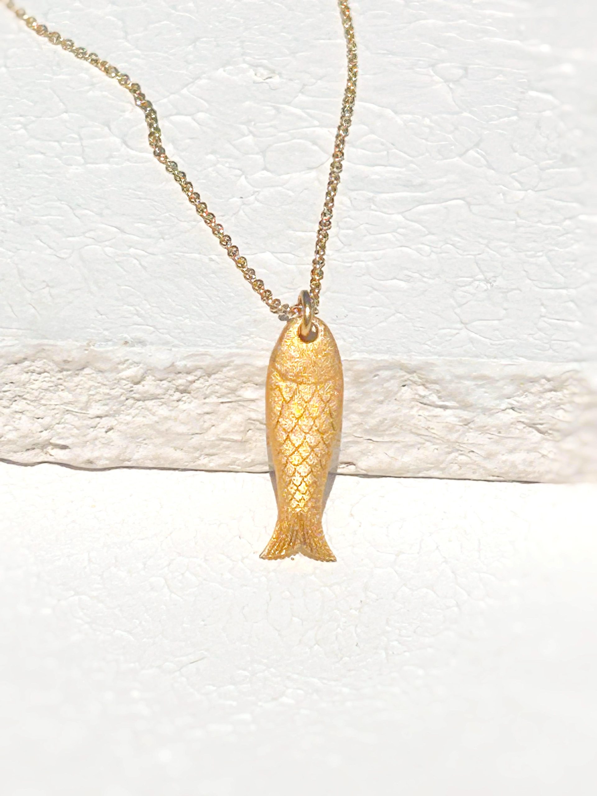 שרשרת זהב עם תליון דג זהב מושלם