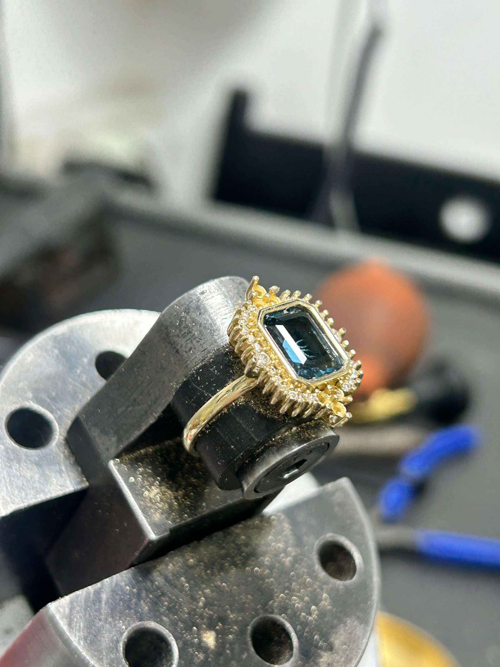 טבעת בלו טופז לונדון ויהלומים, דגם בלה